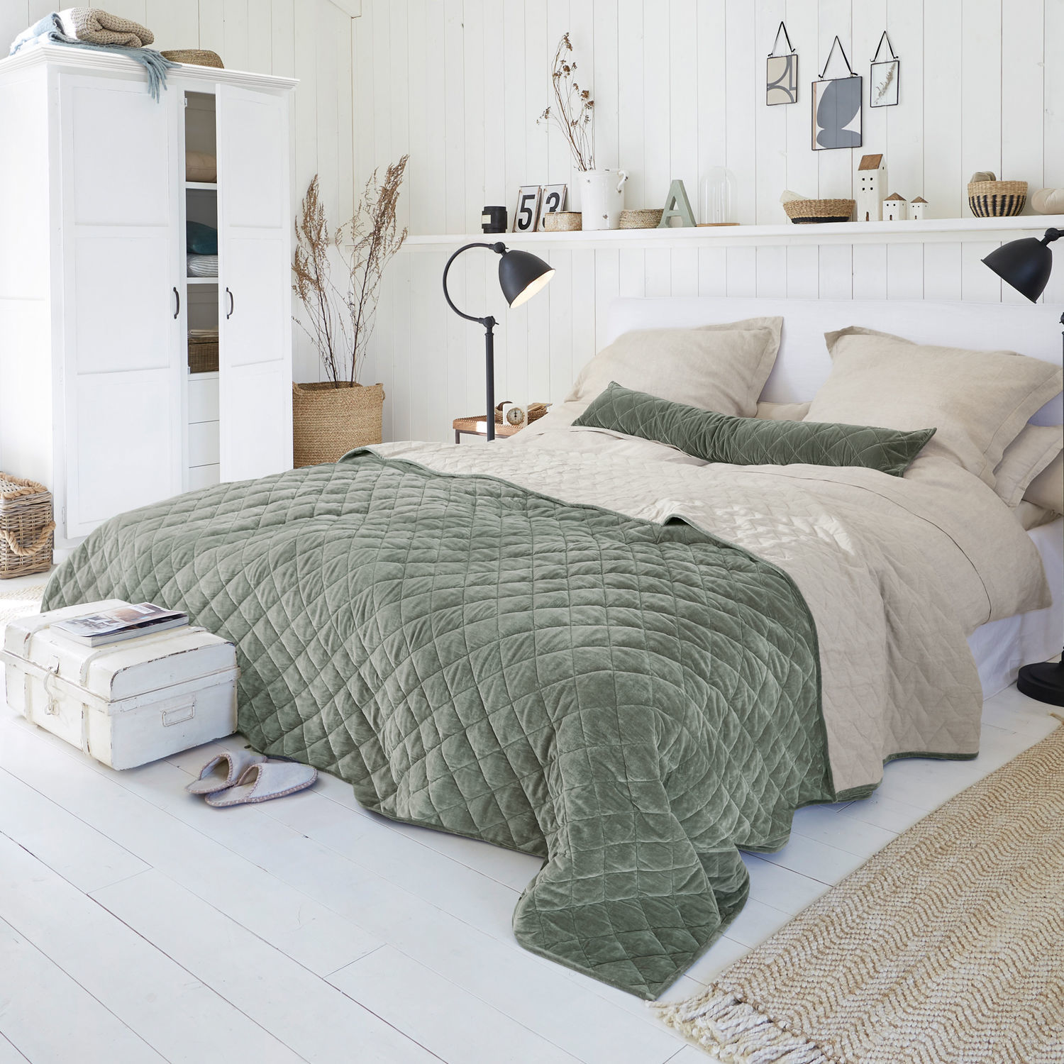 Colcha Verdier Dormitorio acogedor con colcha acolchada verde y beige sobre cama de materiales naturales, estilo escandinavo