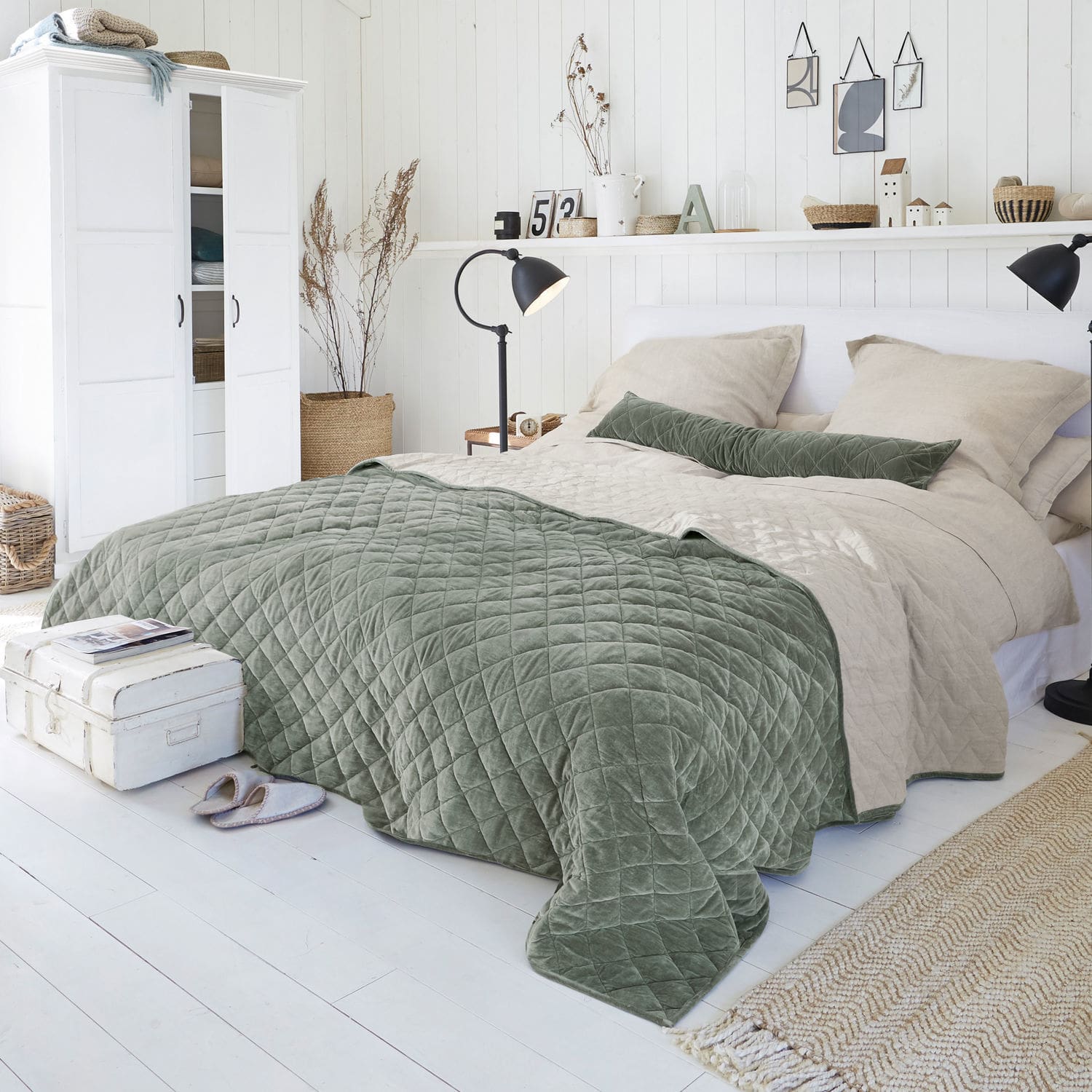 Colcha Verdier Dormitorio acogedor con colcha acolchada verde y beige sobre cama de materiales naturales, estilo escandinavo