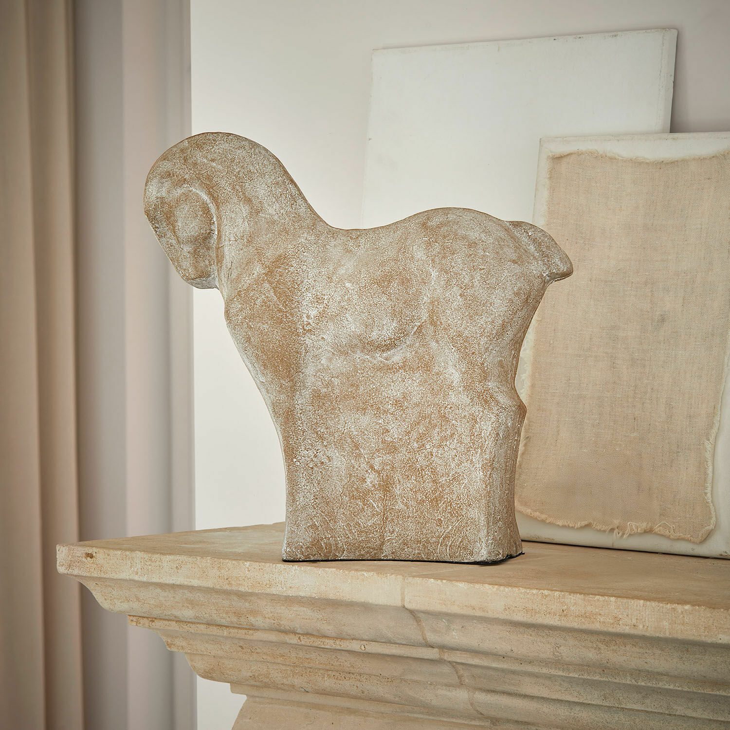 Caballo decorativo Vionello Escultura decorativa de caballo en piedra beige sobre chimenea de piedra, estilo rústico