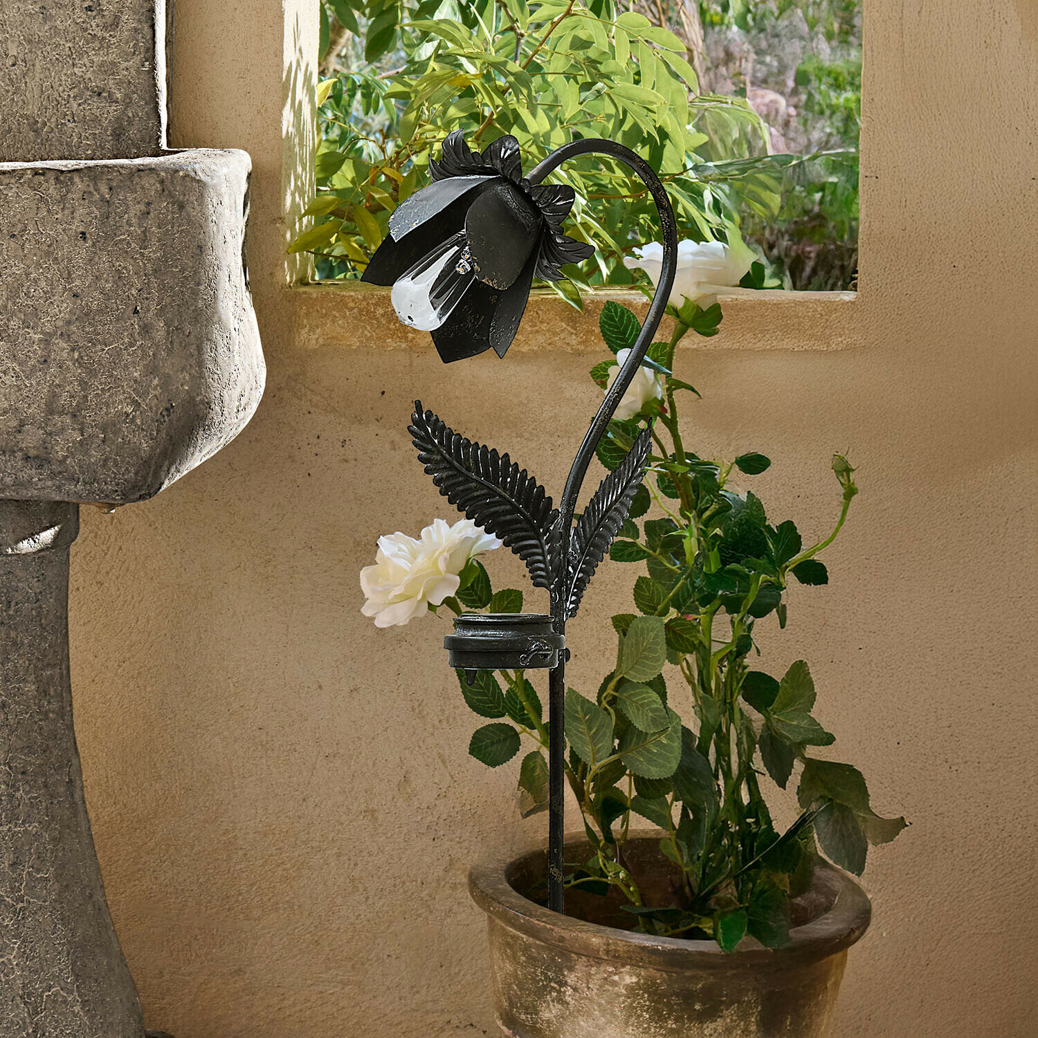 Farol solar Velthor Lámpara de jardín negra de metal con forma de flor y bombilla transparente, decoración para plantas en maceta