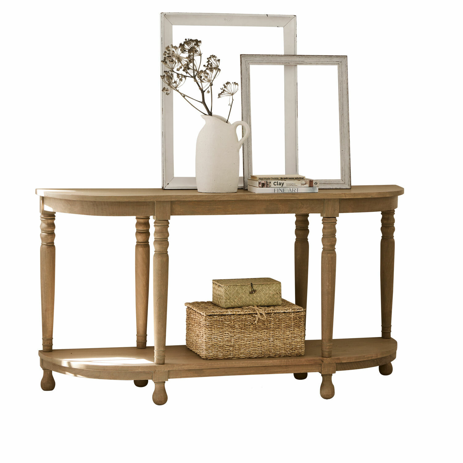 Consola Brookdale Consola de madera natural con estante inferior, decoraciones de mimbre y cerámica blanca, mueble para salón