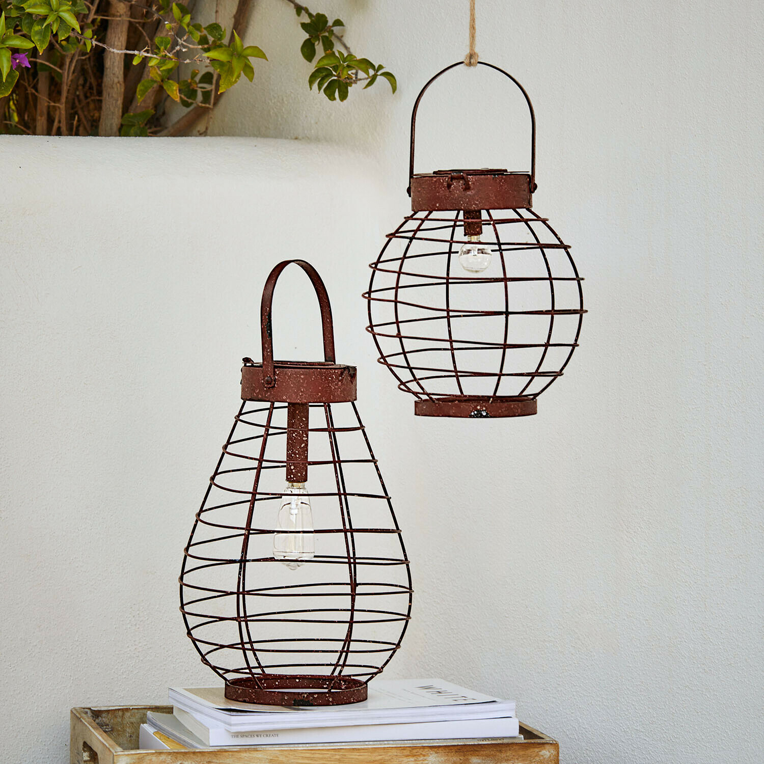 Dos faroles de metal oxidado en forma de pera y esfera con bombillas, decoración para interior y exterior