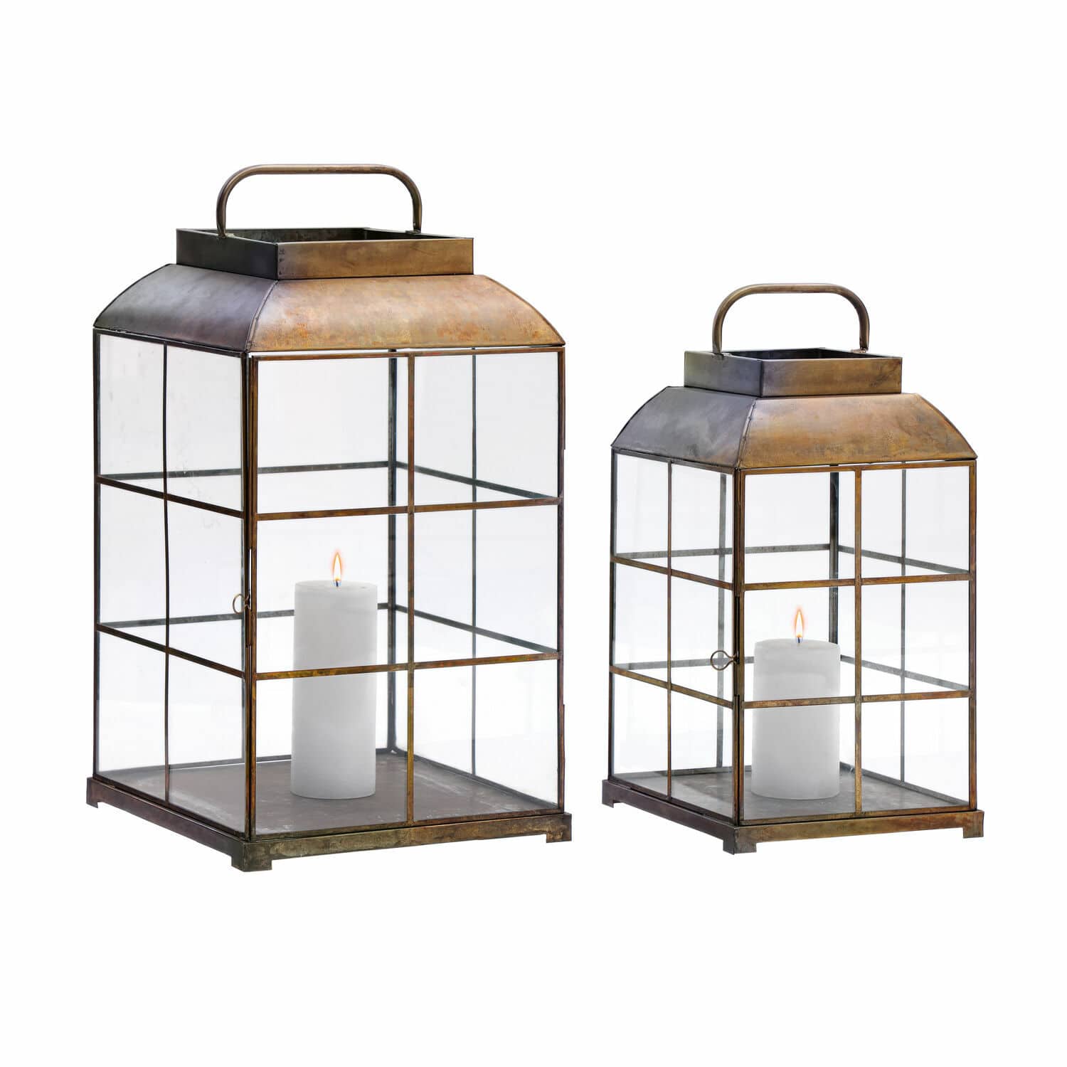 Set de 2 faroles Flavin Conjunto de dos faroles de metal color latón con velas blancas para decoración interior y exterior