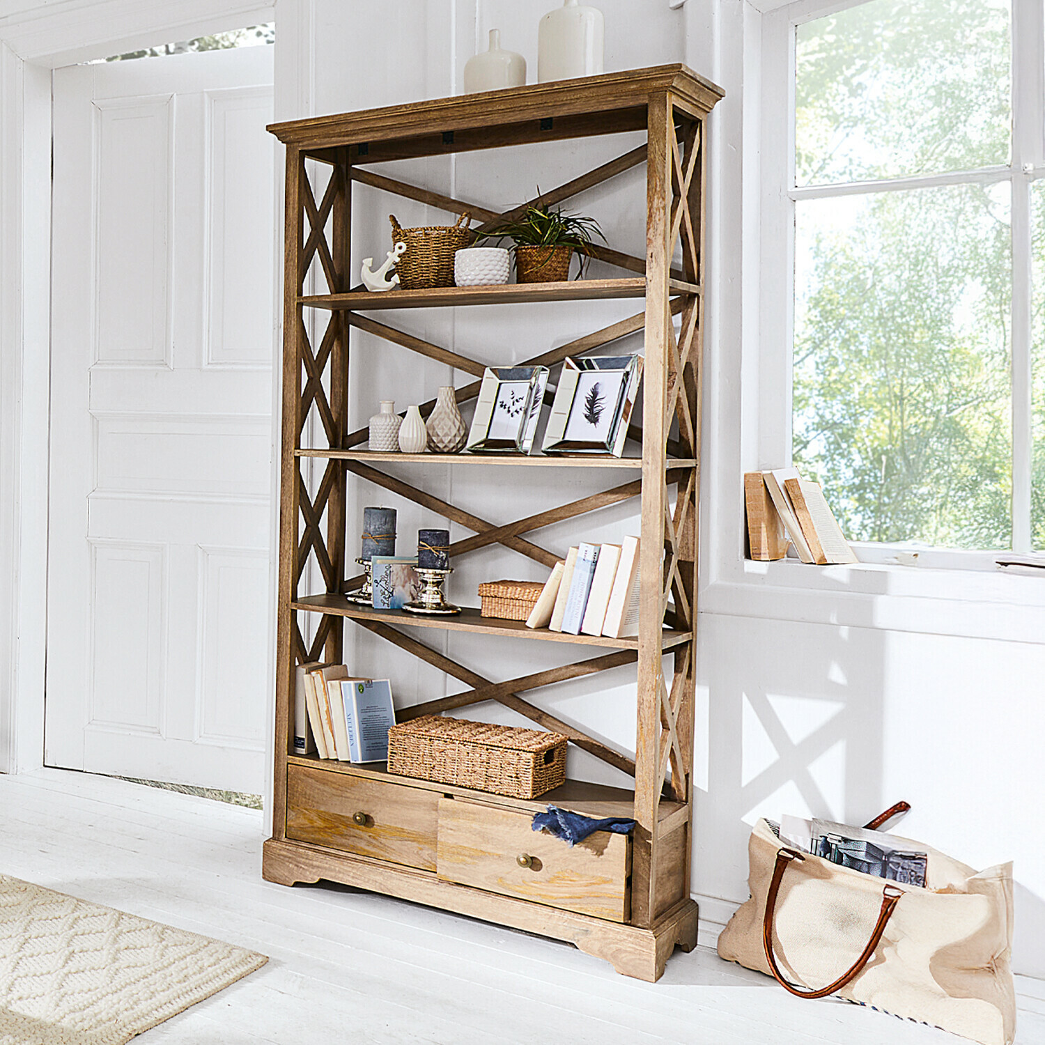 Estante Vélu Estantería de madera natural con cajones, decoraciones y libros en habitación luminosa