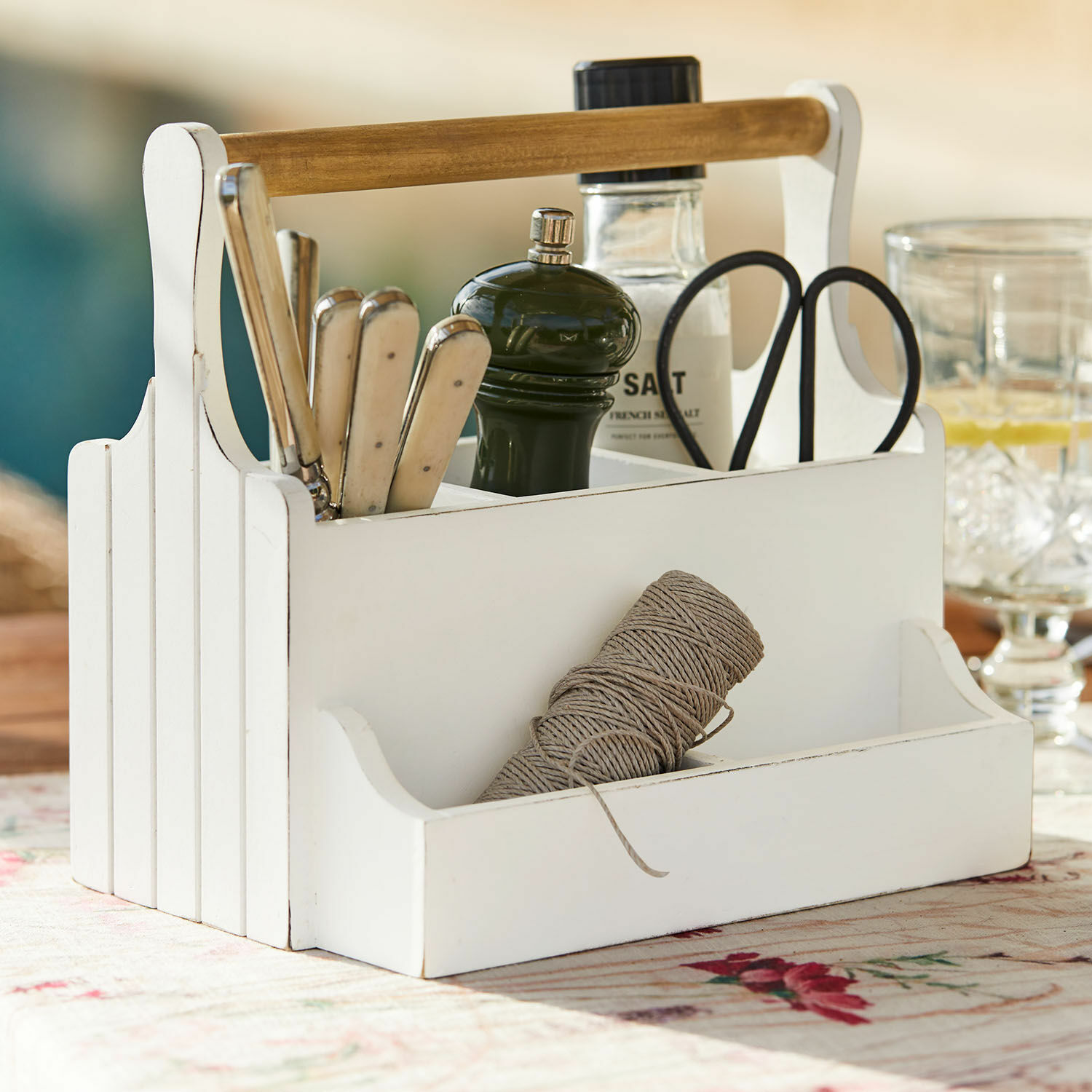 Organizador Dilvex Organizador de madera blanca con asa y compartimentos para cuchillos, especias y cuerda sobre mesa