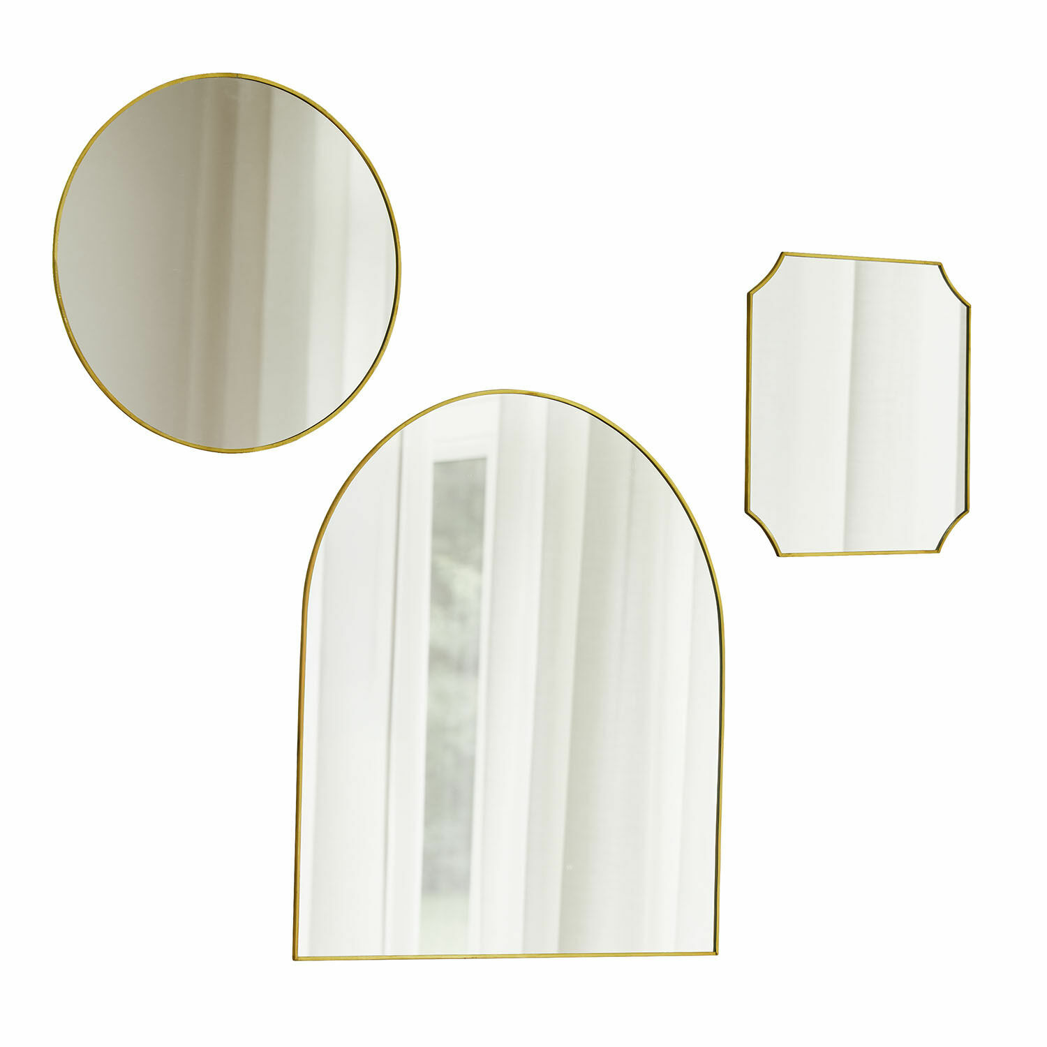 Conjunto de tres espejos con marco dorado delgado en varias formas para decoración de paredes