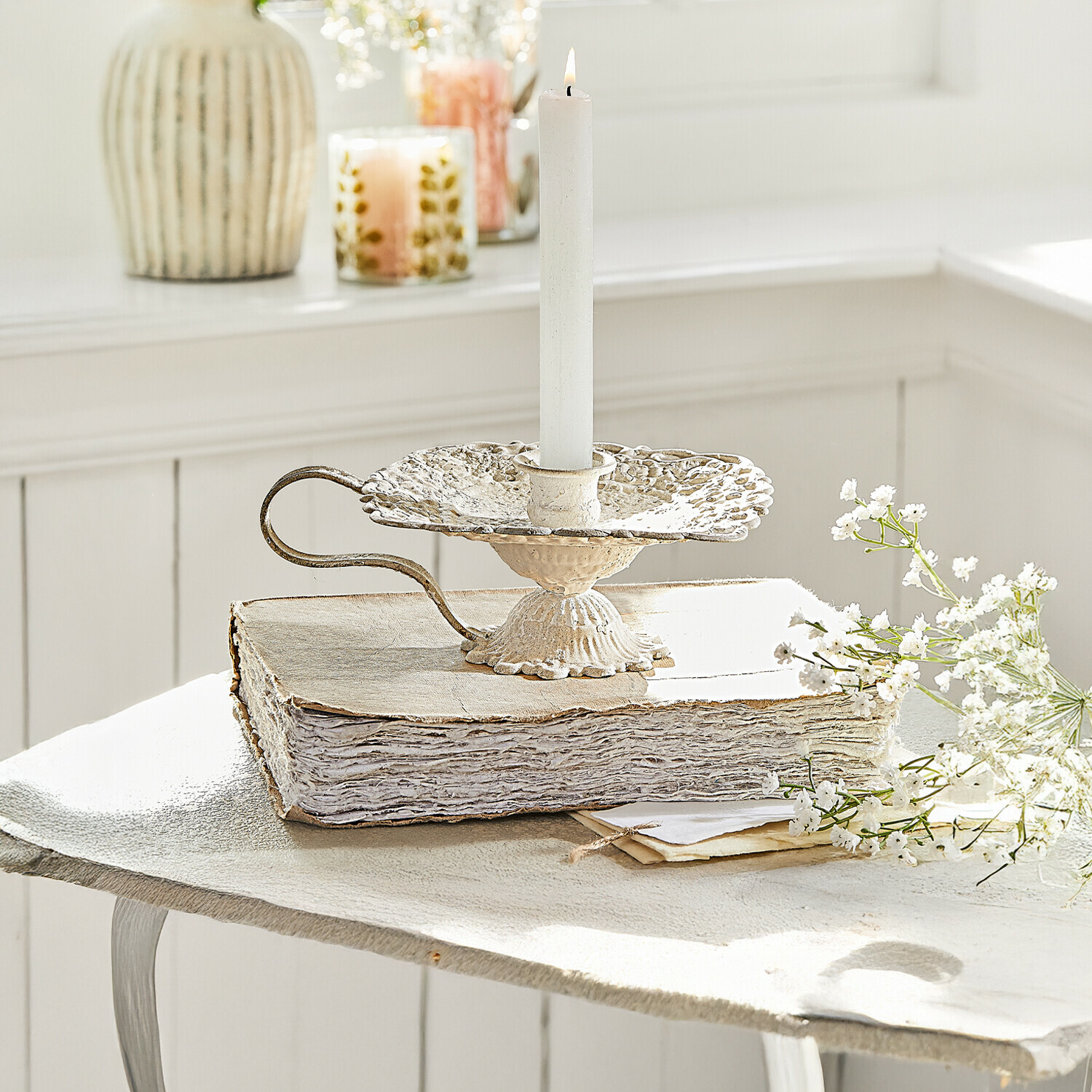 Candelabro metálico vintage color crema con vela blanca, decoración de mesa con flores blancas