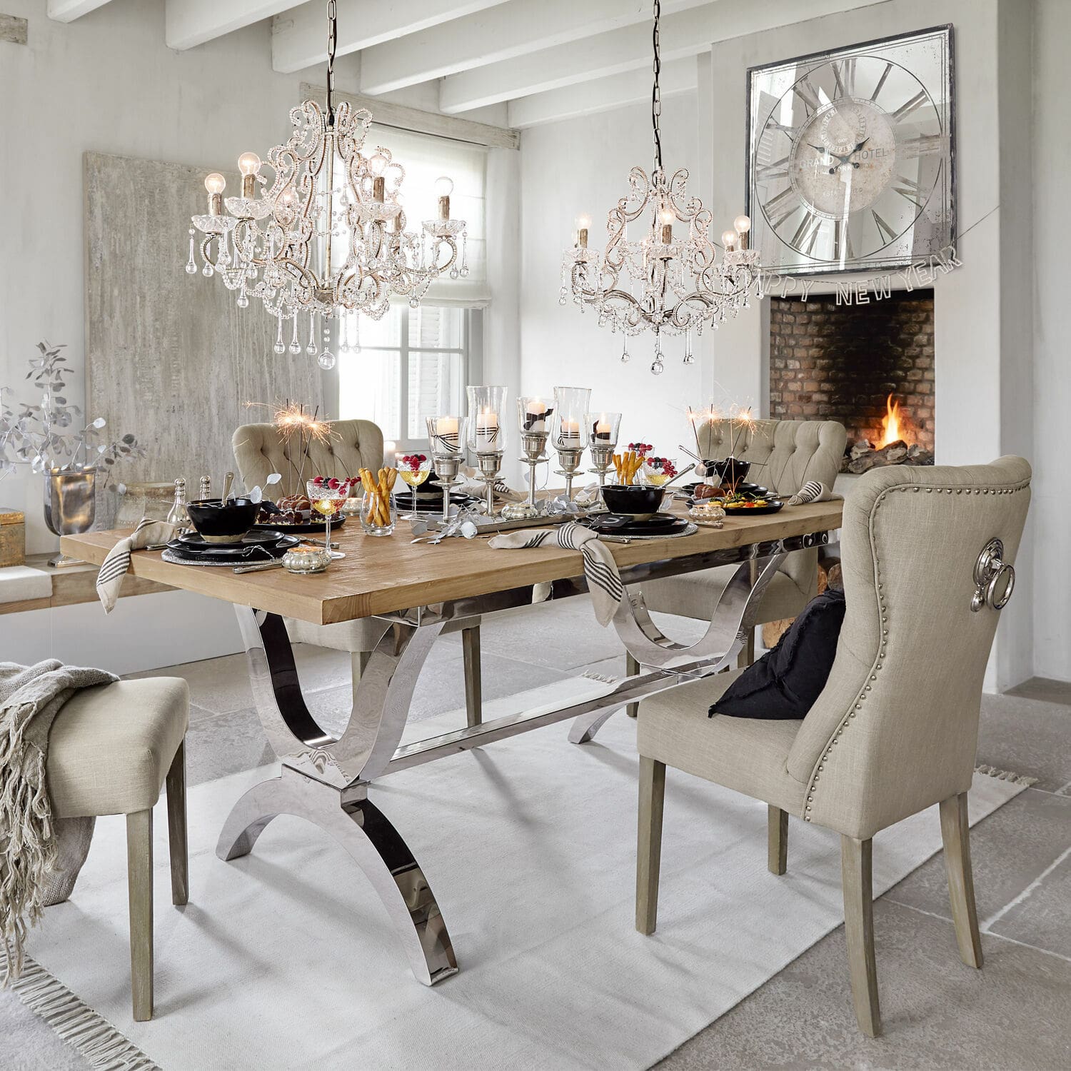 Mesa Grover Comedor con mesa de madera y sillas tapizadas beige, decoraciones y candelabros de cristal