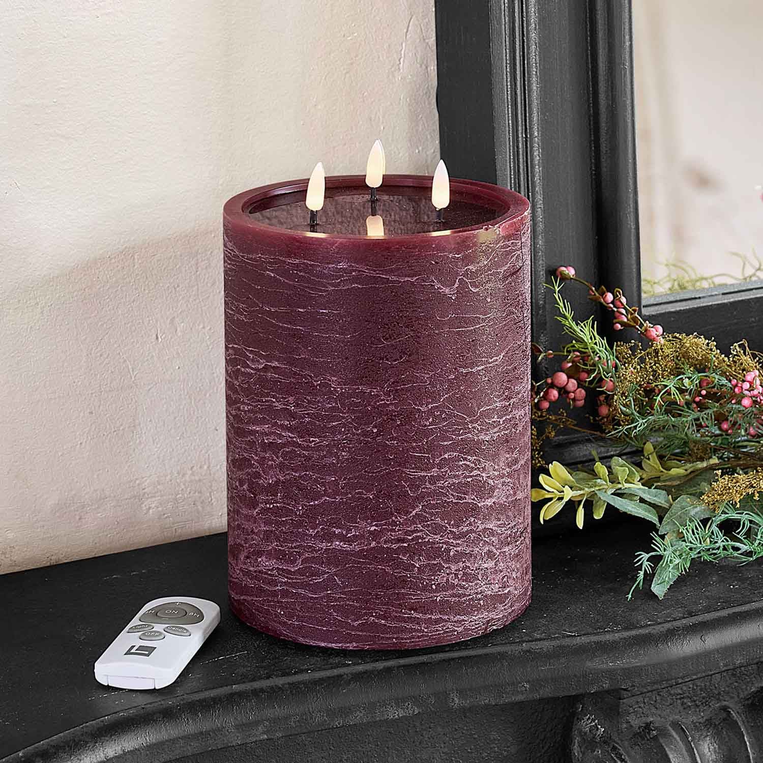 Vela LED burdeos con tres llamas y textura marmoleada, decoración interior con mando a distancia