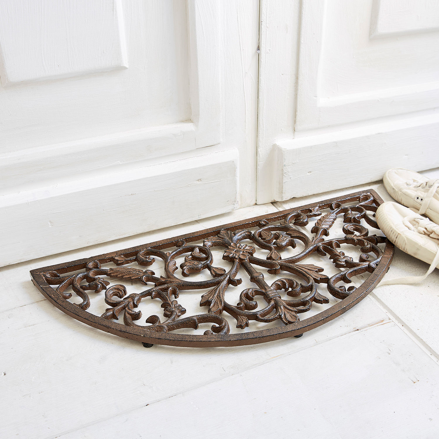 Limpiabotas Karis Felpudo semicircular de hierro forjado marrón con diseño decorativo de hojas y flores para entrada