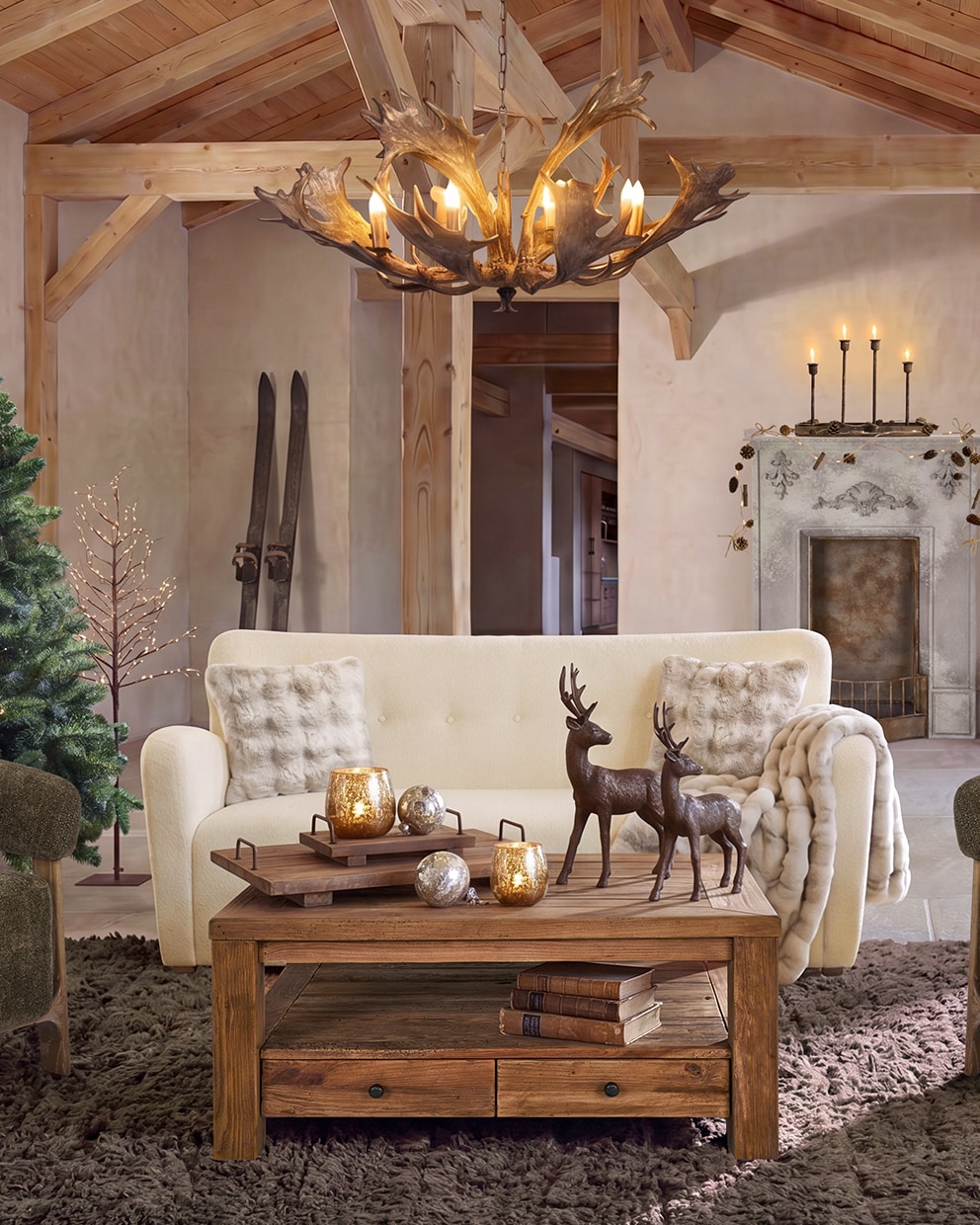 Sala acogedora con sofá beige, mesa de madera y decoraciones de renos en estilo rústico