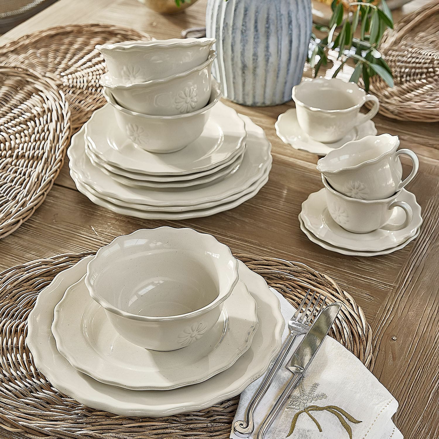 Set de 30 piezas de vajilla Mallevesse Juego de vajilla de cerámica crema con platos, tazas y cuencos sobre manteles individuales de mimbre