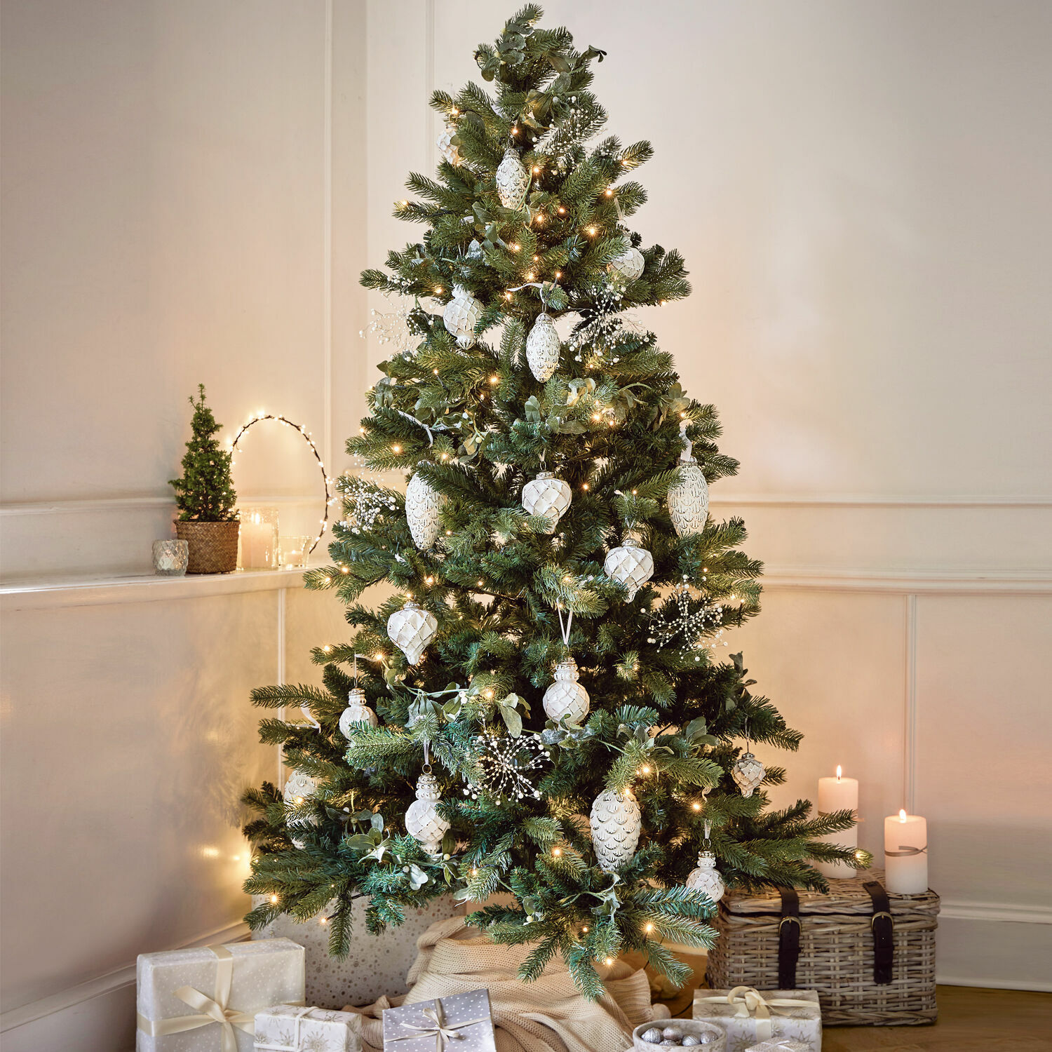 Árbol de Navidad Helford Árbol de Navidad verde con adornos blancos y luces cálidas, decoración festiva con regalos debajo