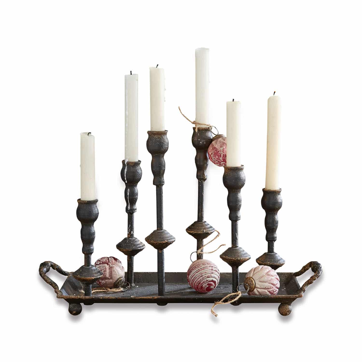 Candelabro Aisa Candelabro de metal negro con velas blancas y adornos rojos navideños en bandeja