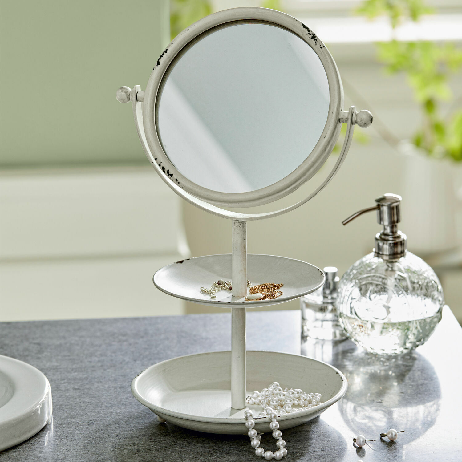 Espejo cosmético Elsa Espejo de pie metálico blanco con dos bandejas para joyas, ideal para baño o tocador