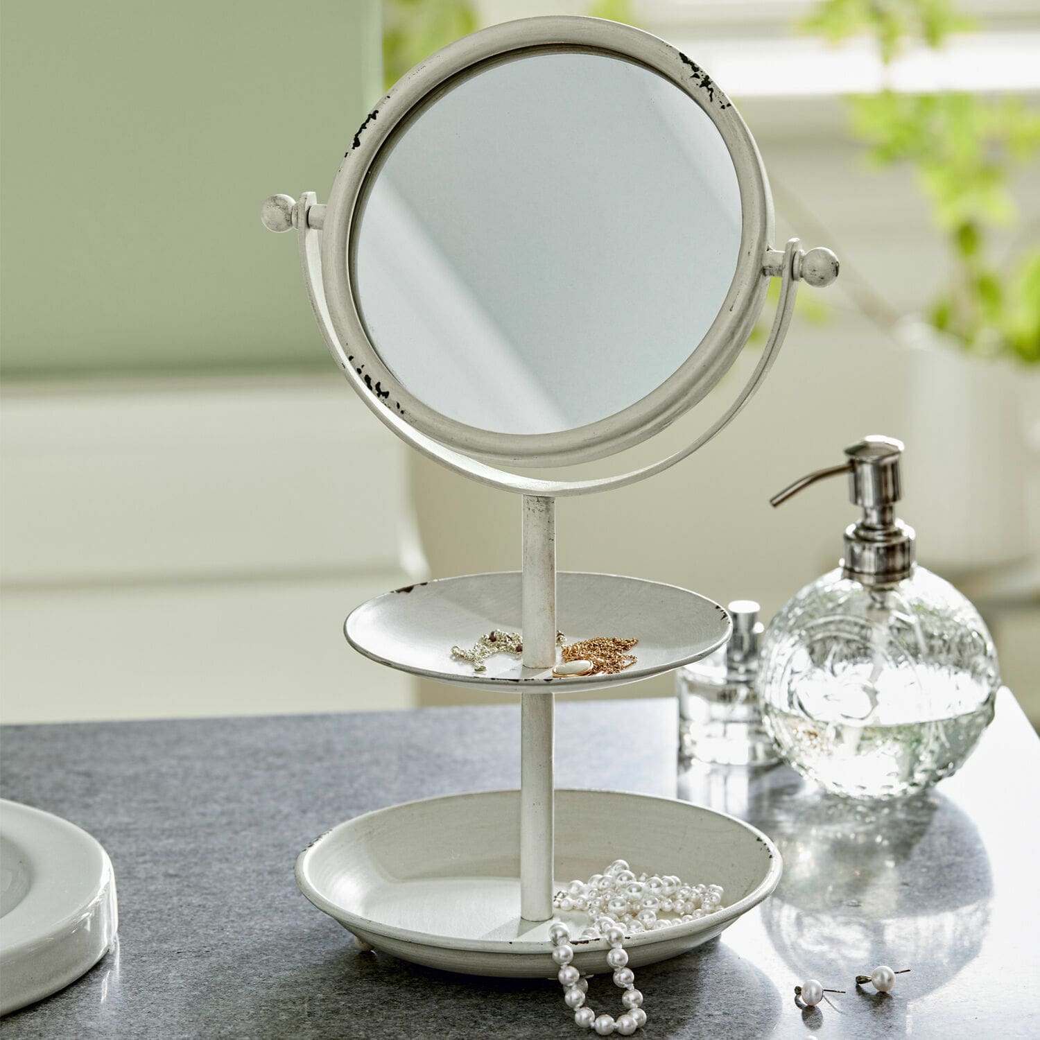 Espejo cosmético Elsa Espejo de pie metálico blanco con dos bandejas para joyas, ideal para baño o tocador