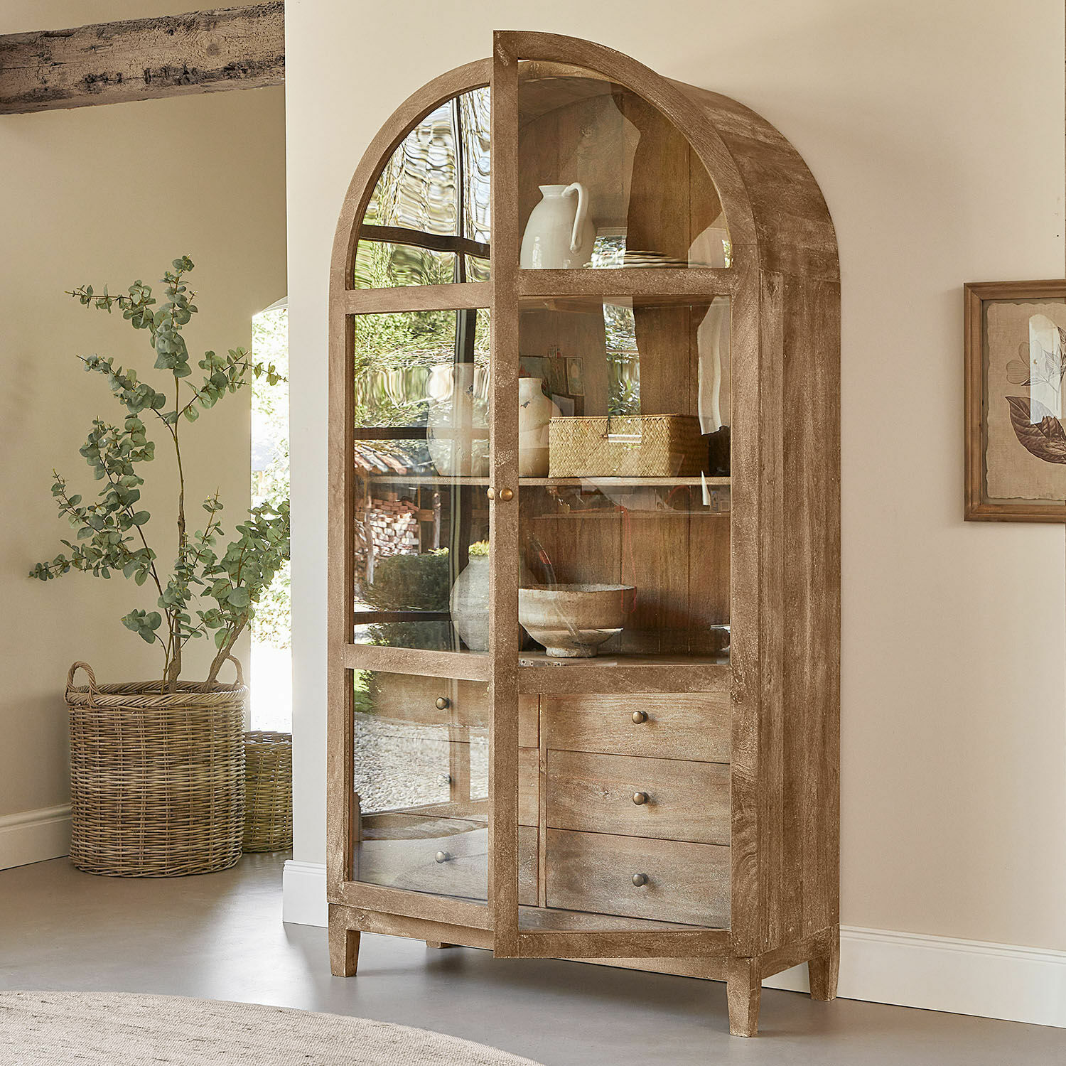 Armario Winscombe Vitrina de madera natural con puertas de cristal y tres cajones, mueble de salón elegante