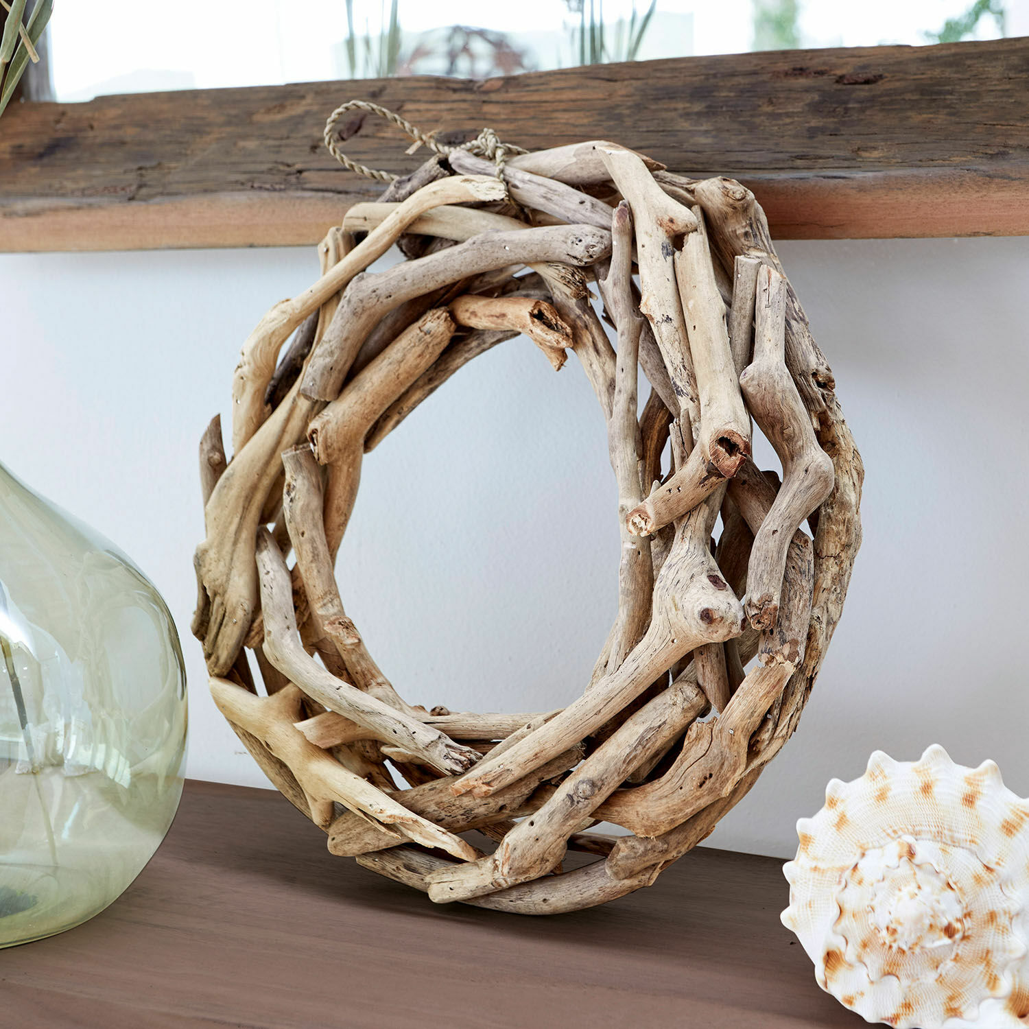Corona Birdum Corona redonda de madera flotante en color natural sobre mesa decorativa de estilo rústico