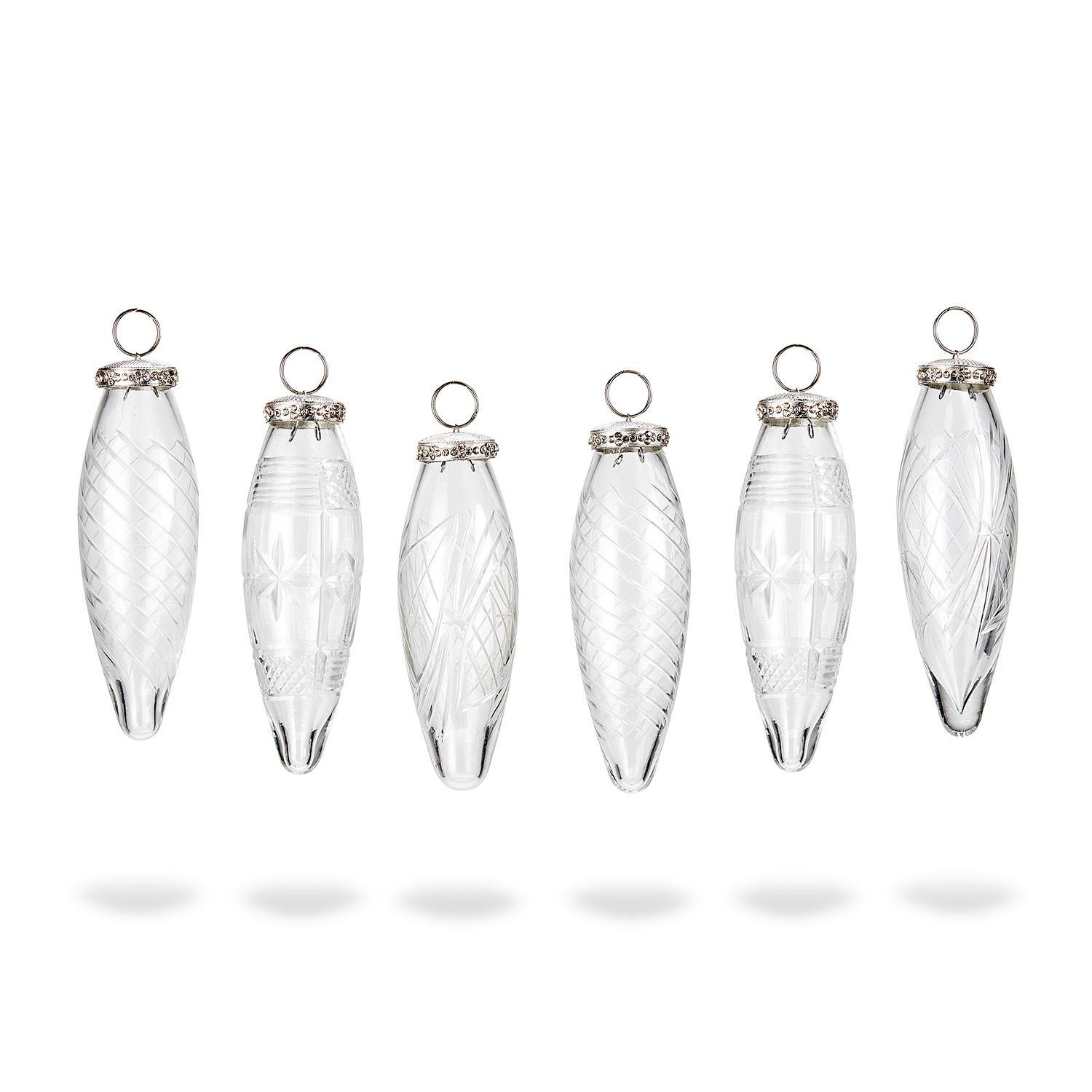 Set de 6 adornos navideños Loulay Conjunto de seis adornos navideños de vidrio transparente con anillas metálicas y grabados decorativos