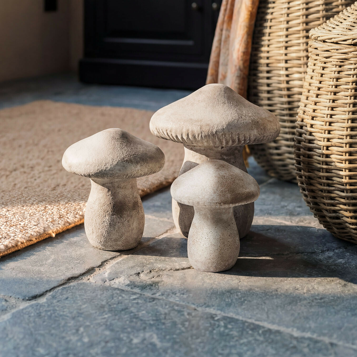 Set de 3 setas Rynmor Tres setas decorativas de hormigón en color natural sobre suelo de piedra estilo rústico