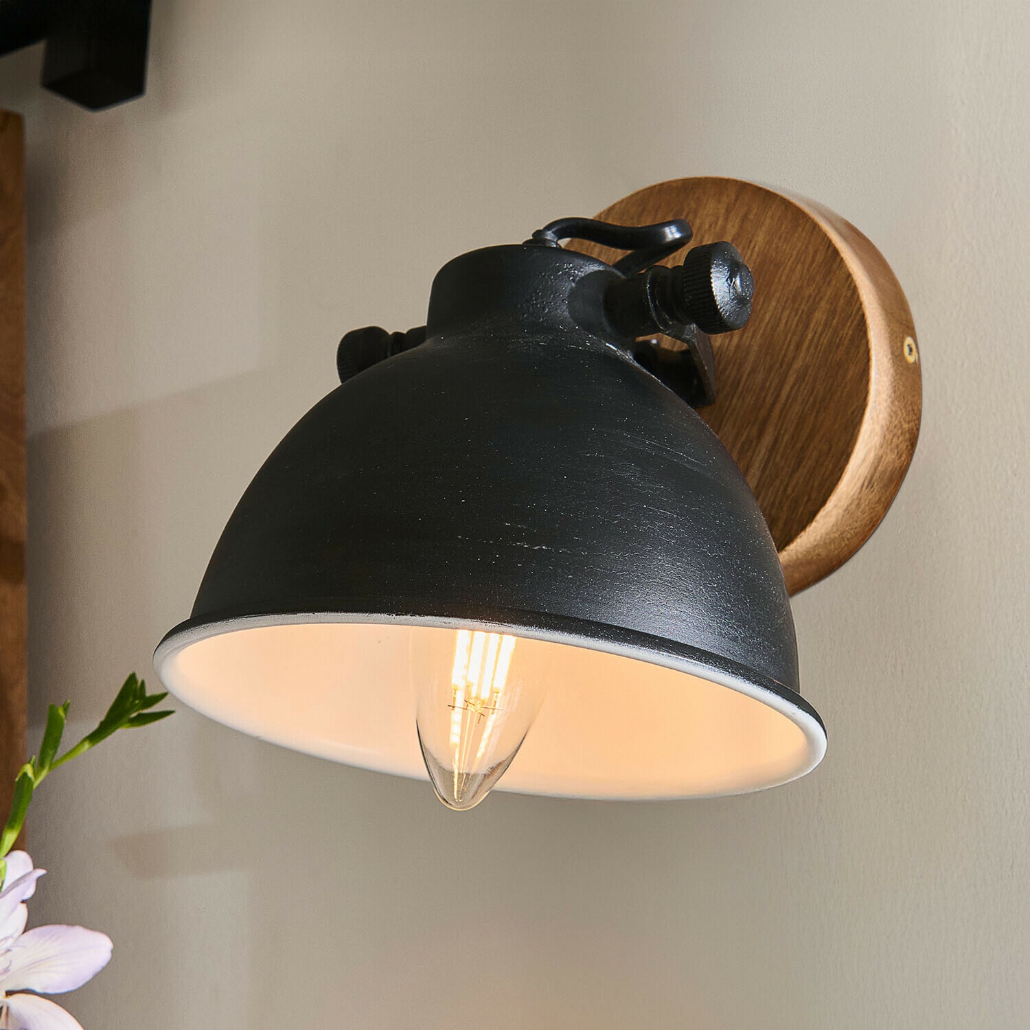 Lámpara de pared Ballée Aplique de pared negro de metal con base de madera y luz LED cálida para decoración industrial
