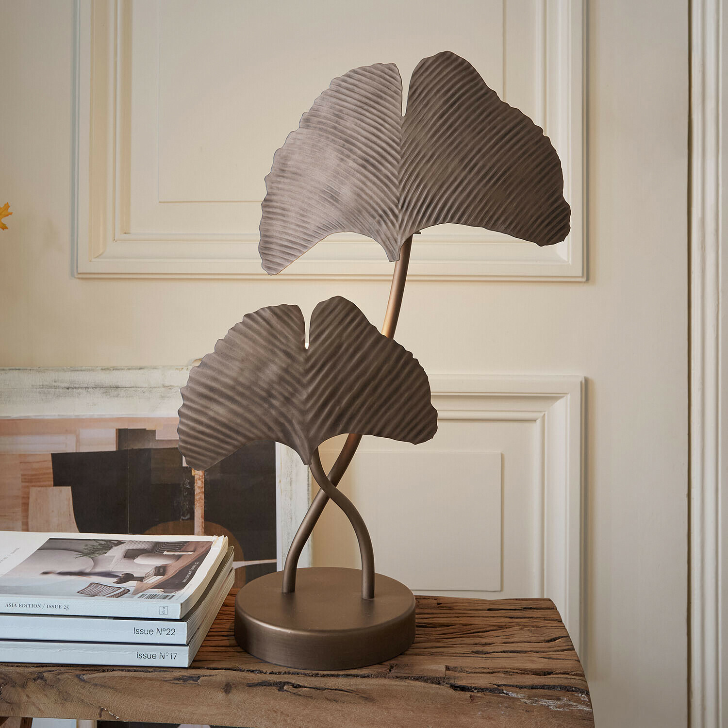 Lámpara de mesa Marovelle Lámpara decorativa de metal marrón con forma de hojas de ginkgo sobre mesa de madera
