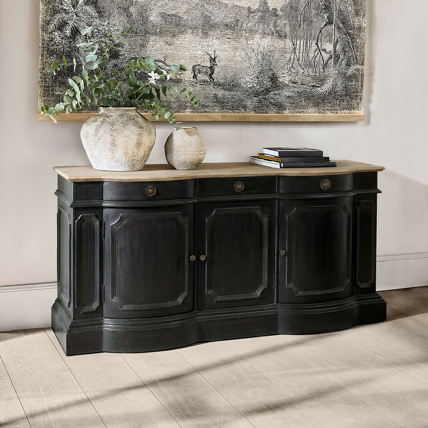 Aparador Rélovine Aparador de madera negra con encimera clara, decorado con jarrones y libros, diseño clásico
