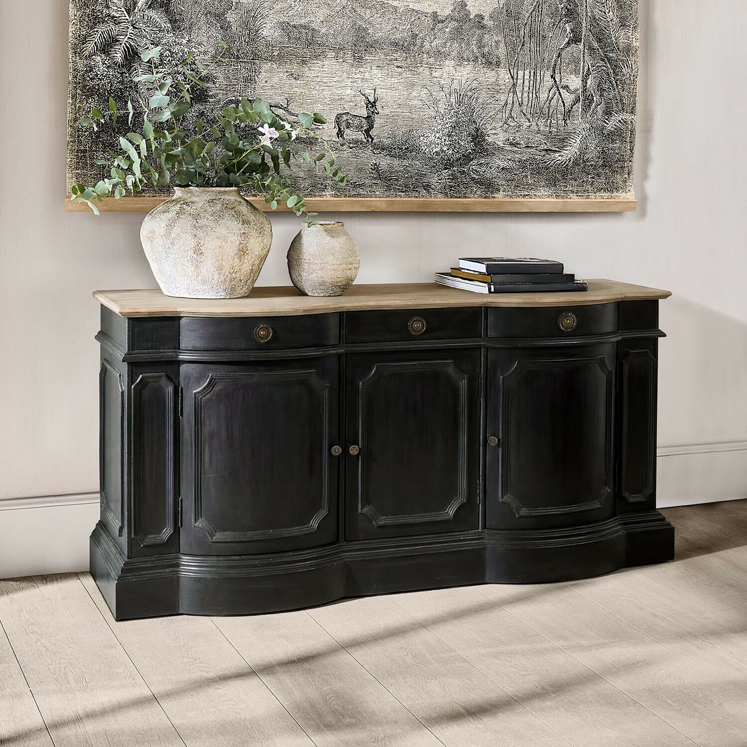 Aparador Rélovine Aparador de madera negra con encimera clara, decorado con jarrones y libros, diseño clásico