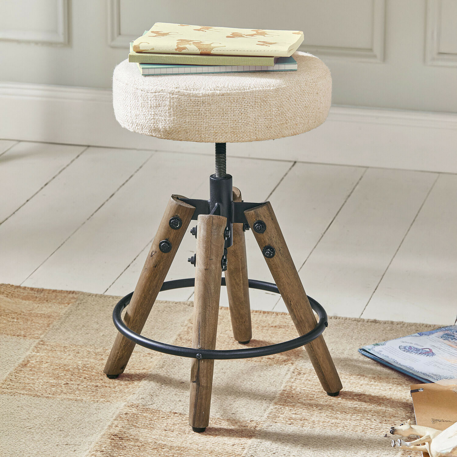 Taburete infantil Twist Taburete con asiento ajustable de tela beige y patas de madera con aro metálico negro