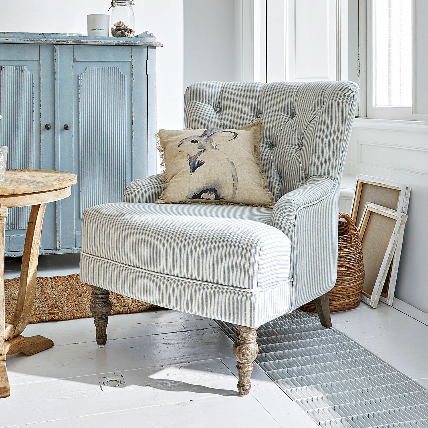 Sillón Amuran Sillón a rayas de tela de algodón azul claro con cojín decorativo con dibujo de conejo