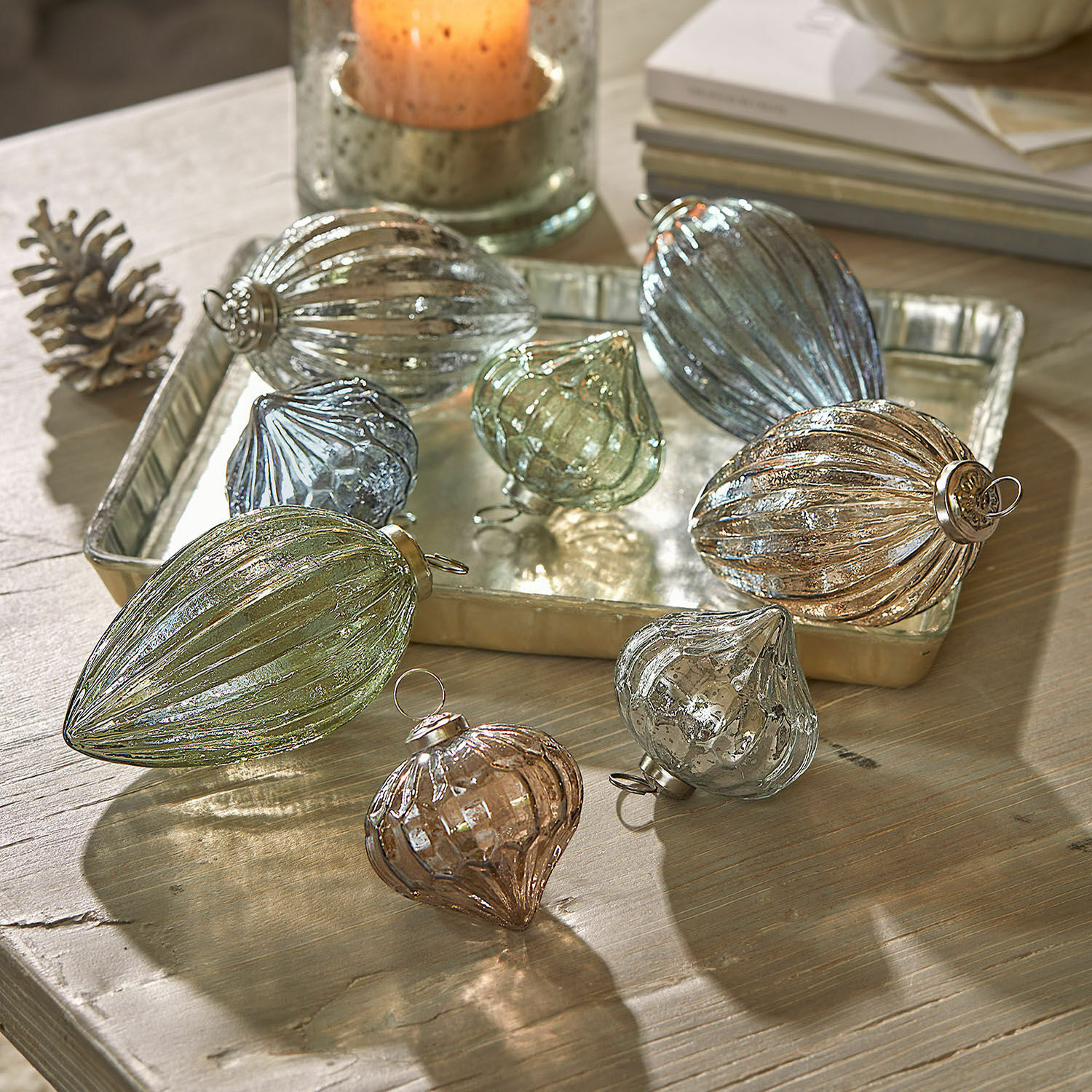 Set de 8 bolas de Navidad Azélisse Conjunto de adornos navideños de vidrio en varios colores y formas sobre mesa de madera