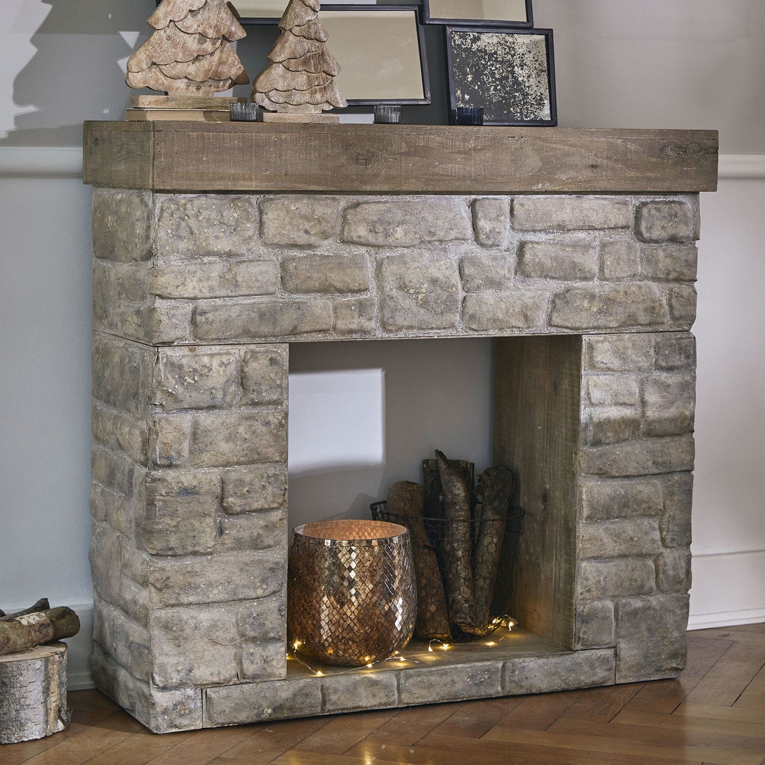 Consola de chimenea Evreux Chimenea decorativa de piedra y madera en tonos naturales con adornos y luces LED