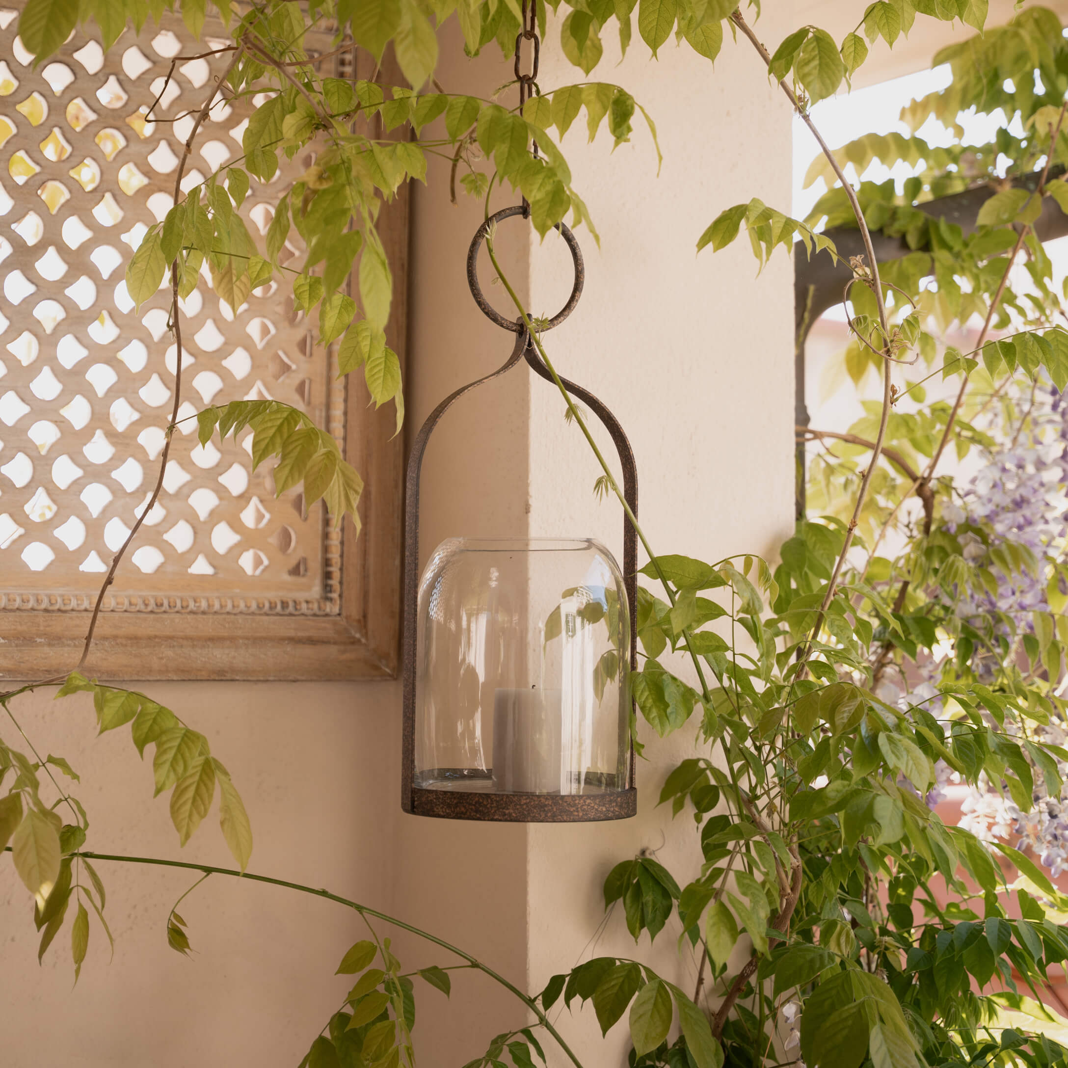 Farol colgante de metal y vidrio con vela blanca, decoración rústica para jardín
