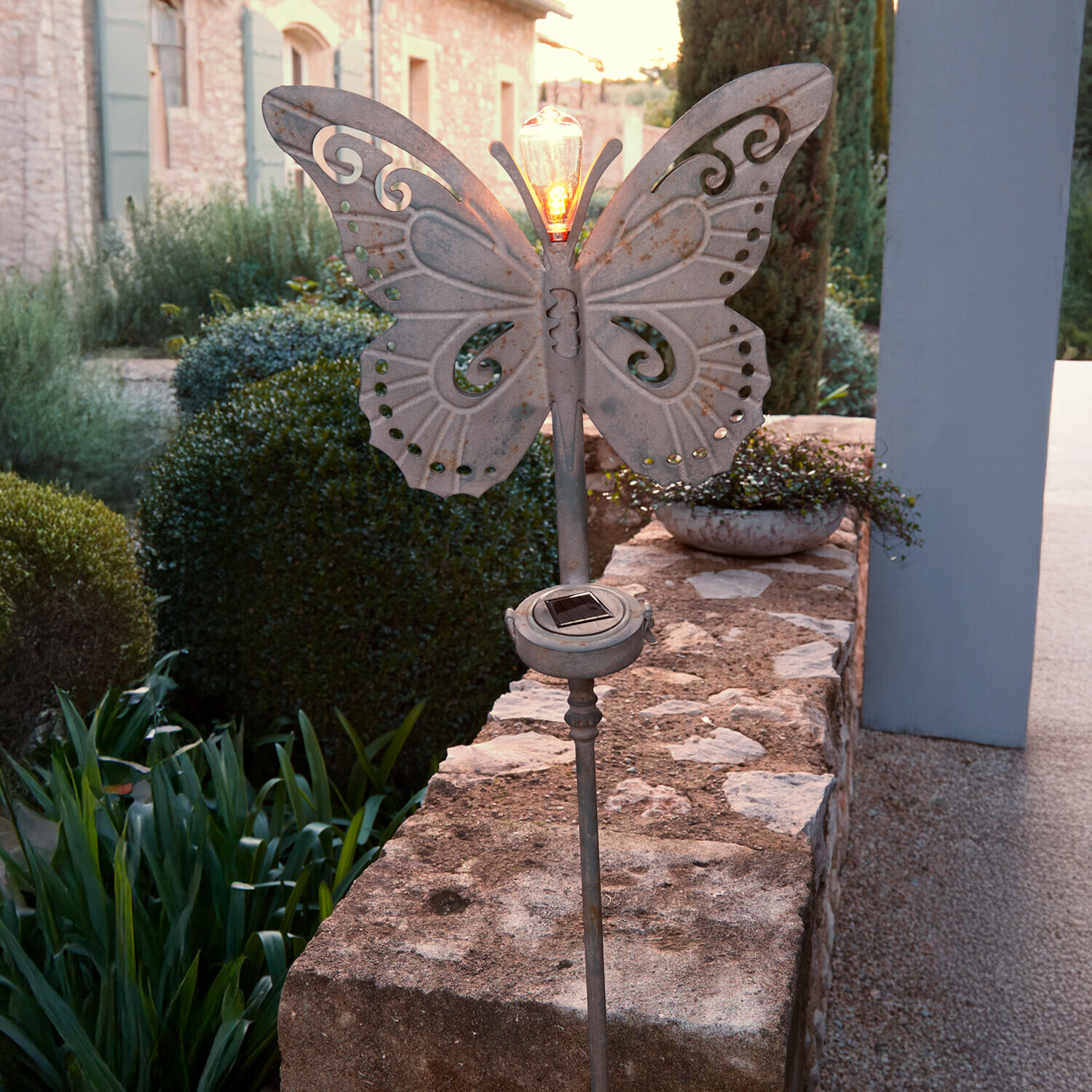Farolillo solar Pavrelle Lámpara de jardín en forma de mariposa de metal gris con panel solar y bombilla LED encendida
