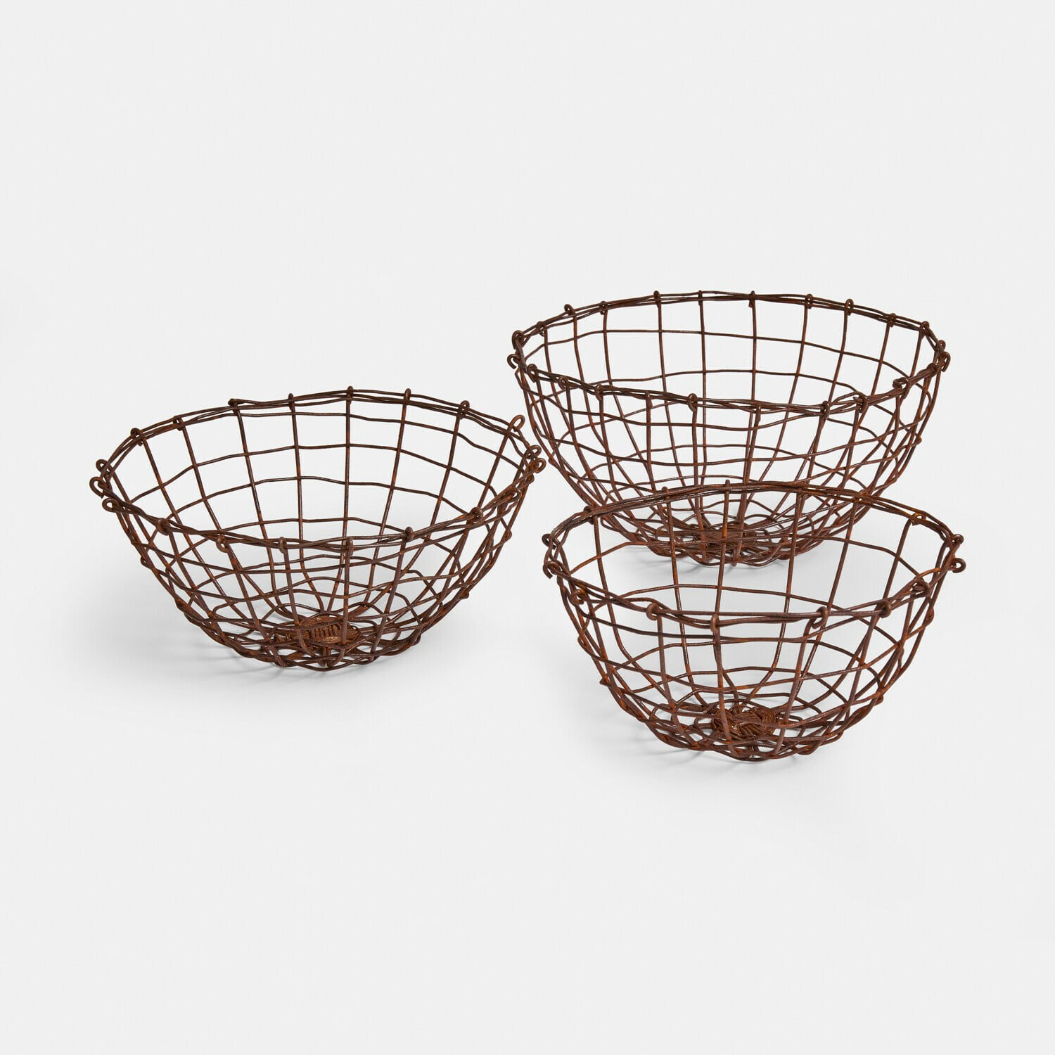 Set de 3 cestas Brannora Conjunto de tres cestas de alambre con acabado oxidado para almacenamiento y decoración rústica