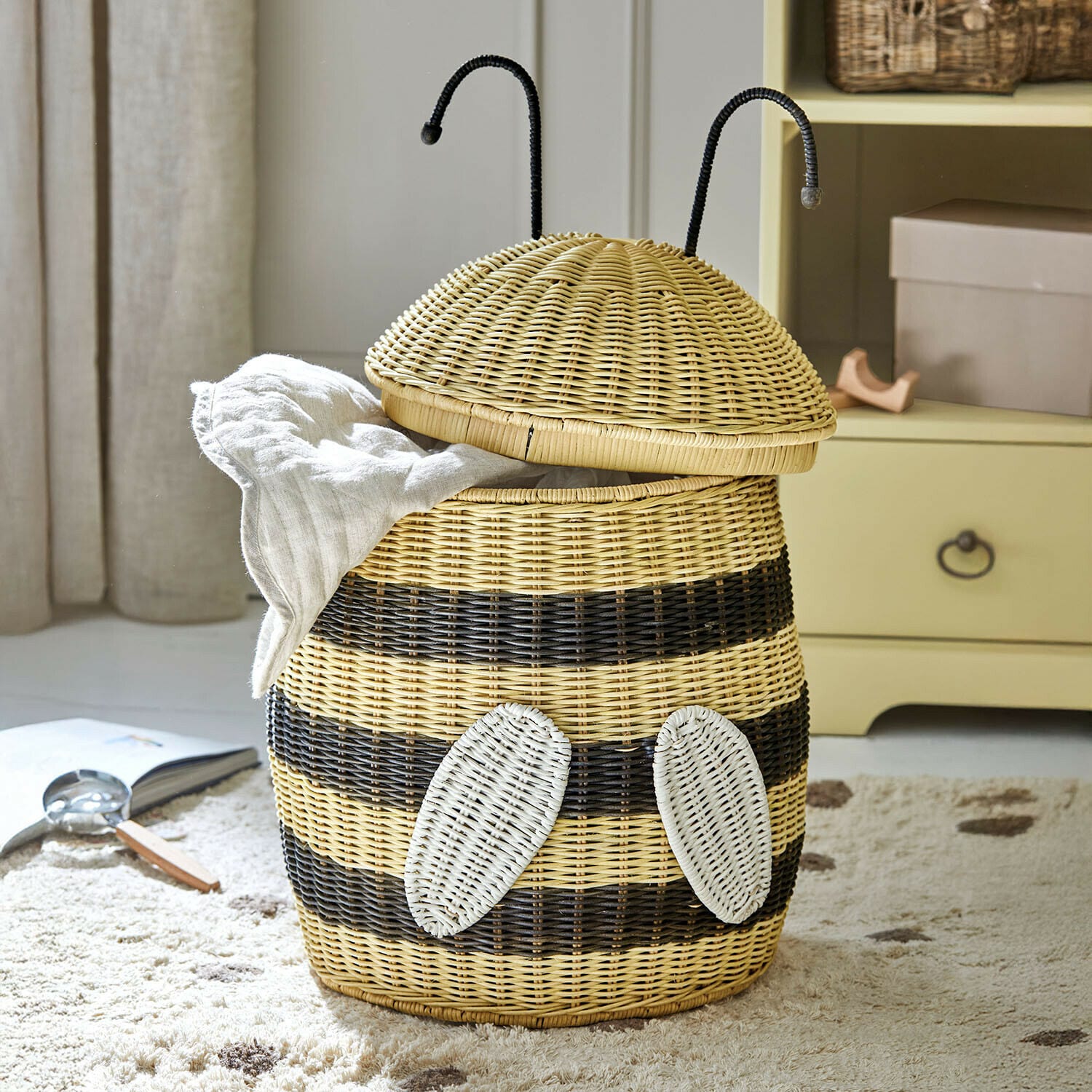 Cesta con forma de abejorro Fluttery Cesto de mimbre con forma de abeja en colores natural y negro para almacenamiento de ropa