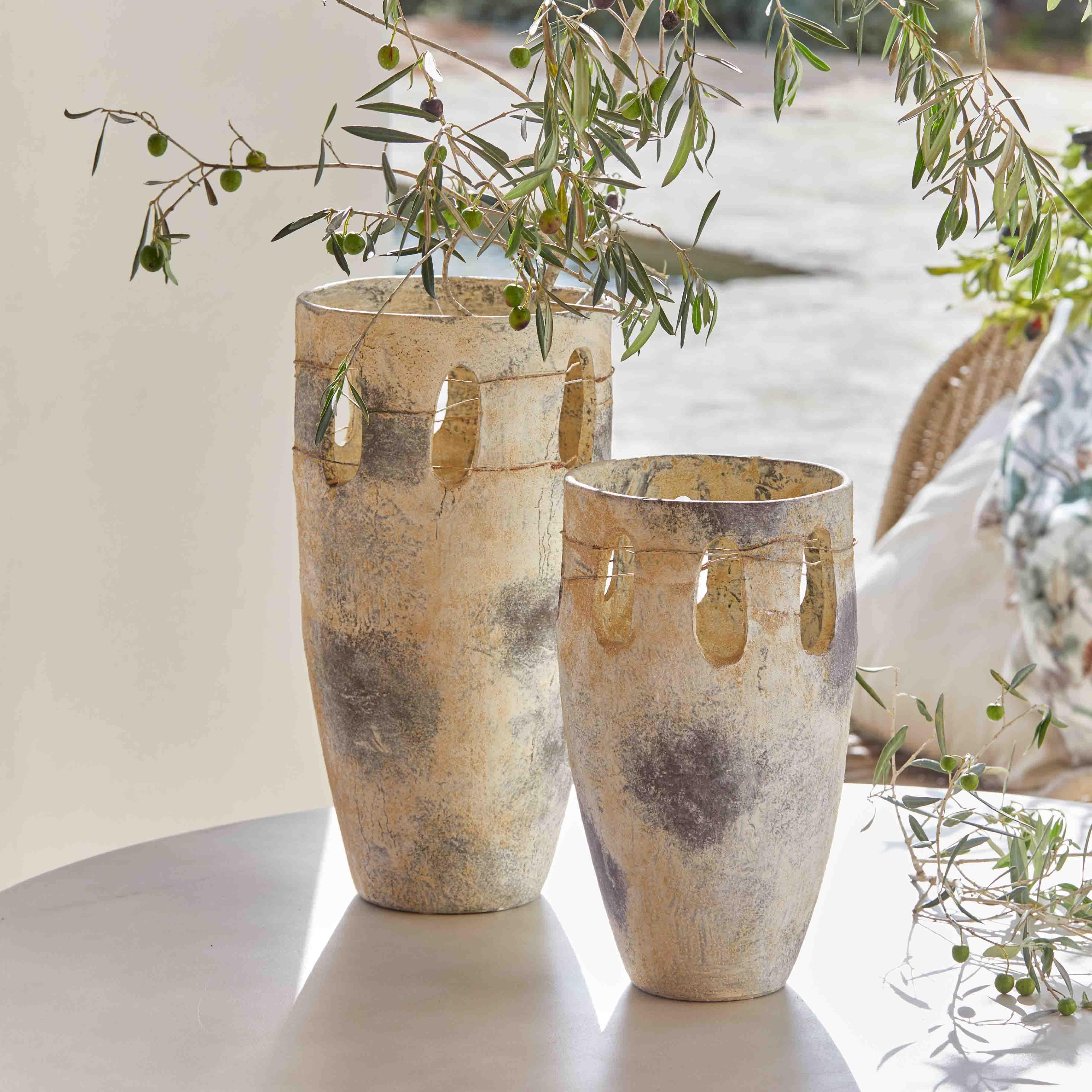 Dos jarrones de cerámica beige y gris con cortes ovalados, decoración elegante para mesa e interior