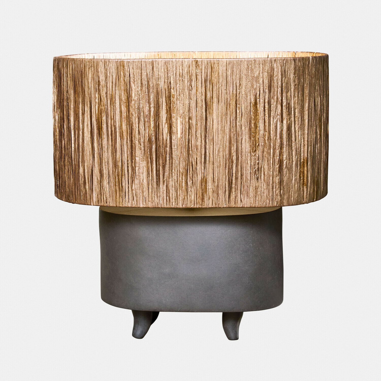 Lámpara de mesa con pantalla beige de tela y base de cerámica negra con patas