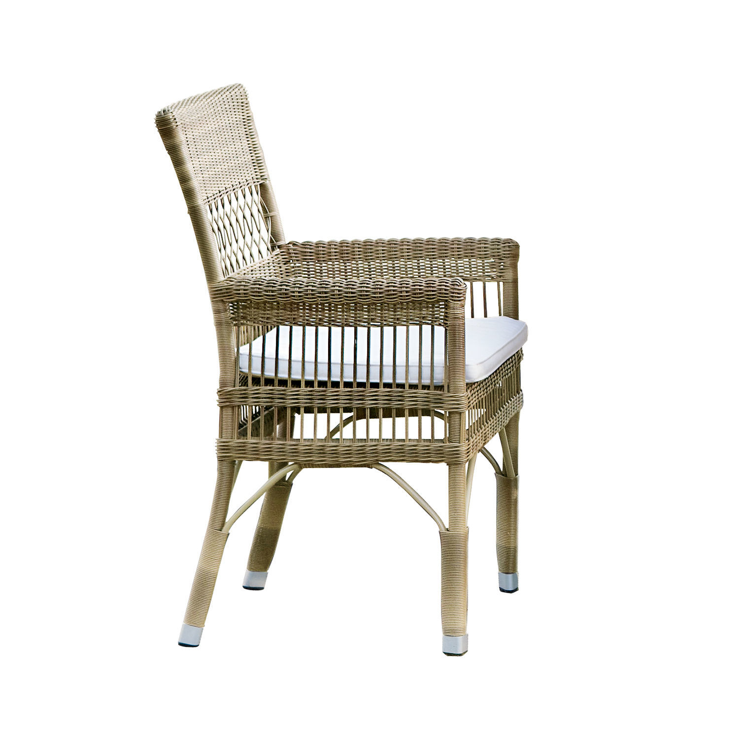 Silla de ratán color natural con cojín blanco, ideal para jardín y terraza