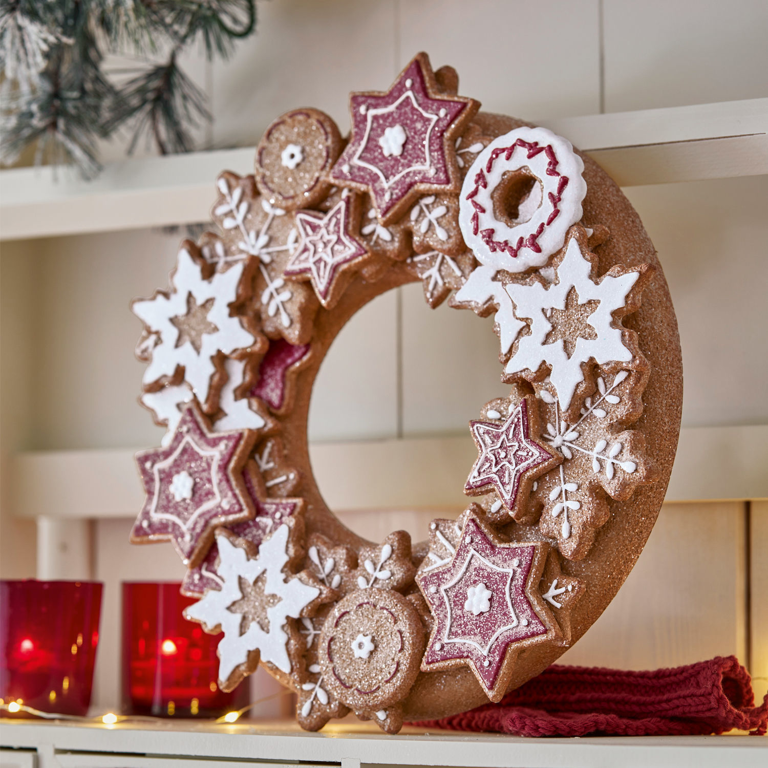 Corona Anyama Corona navideña decorativa con galletas de jengibre en forma de estrellas y copos de nieve en marrón y blanco