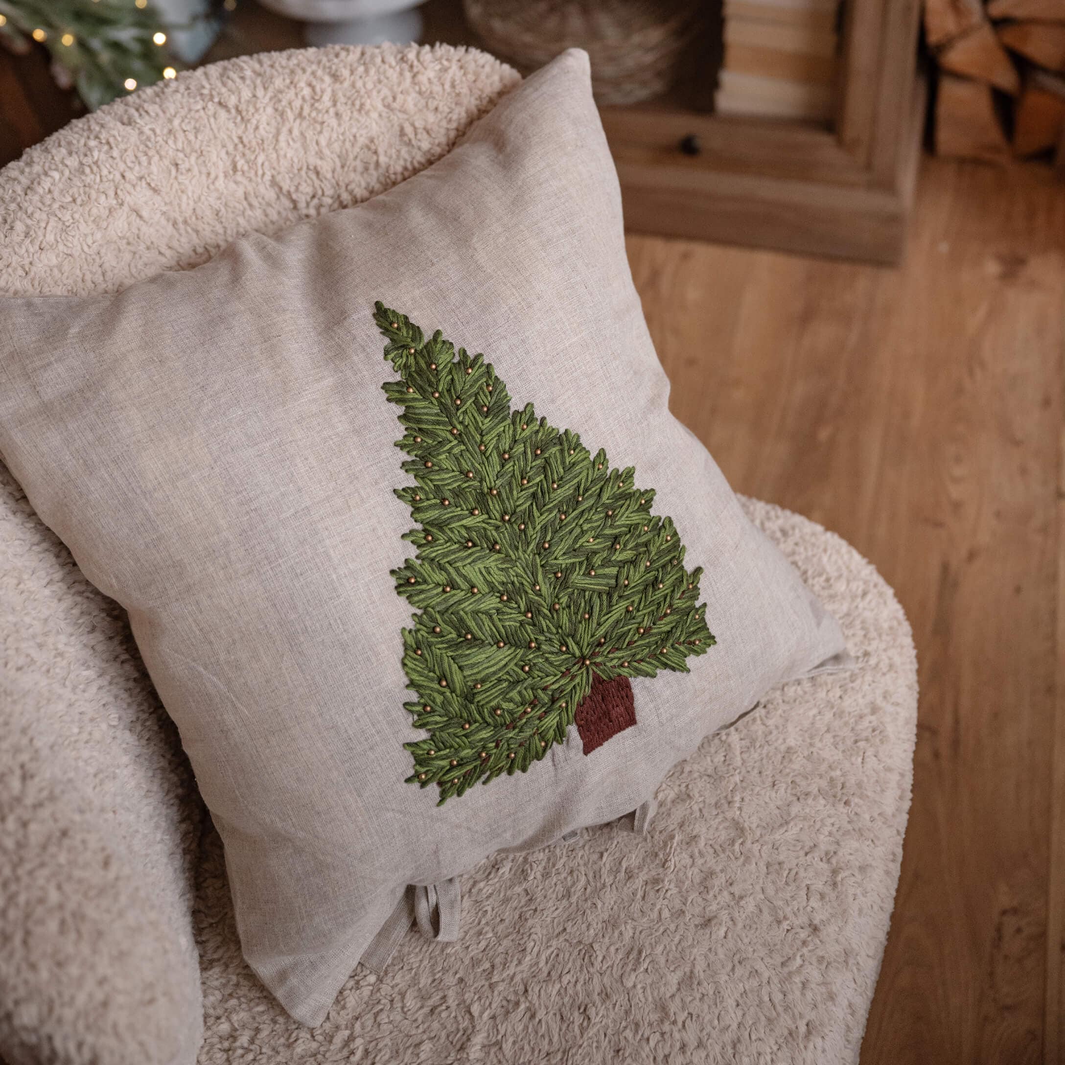 Cojín de lino beige con árbol verde bordado y tronco marrón, decoración navideña para salón acogedor