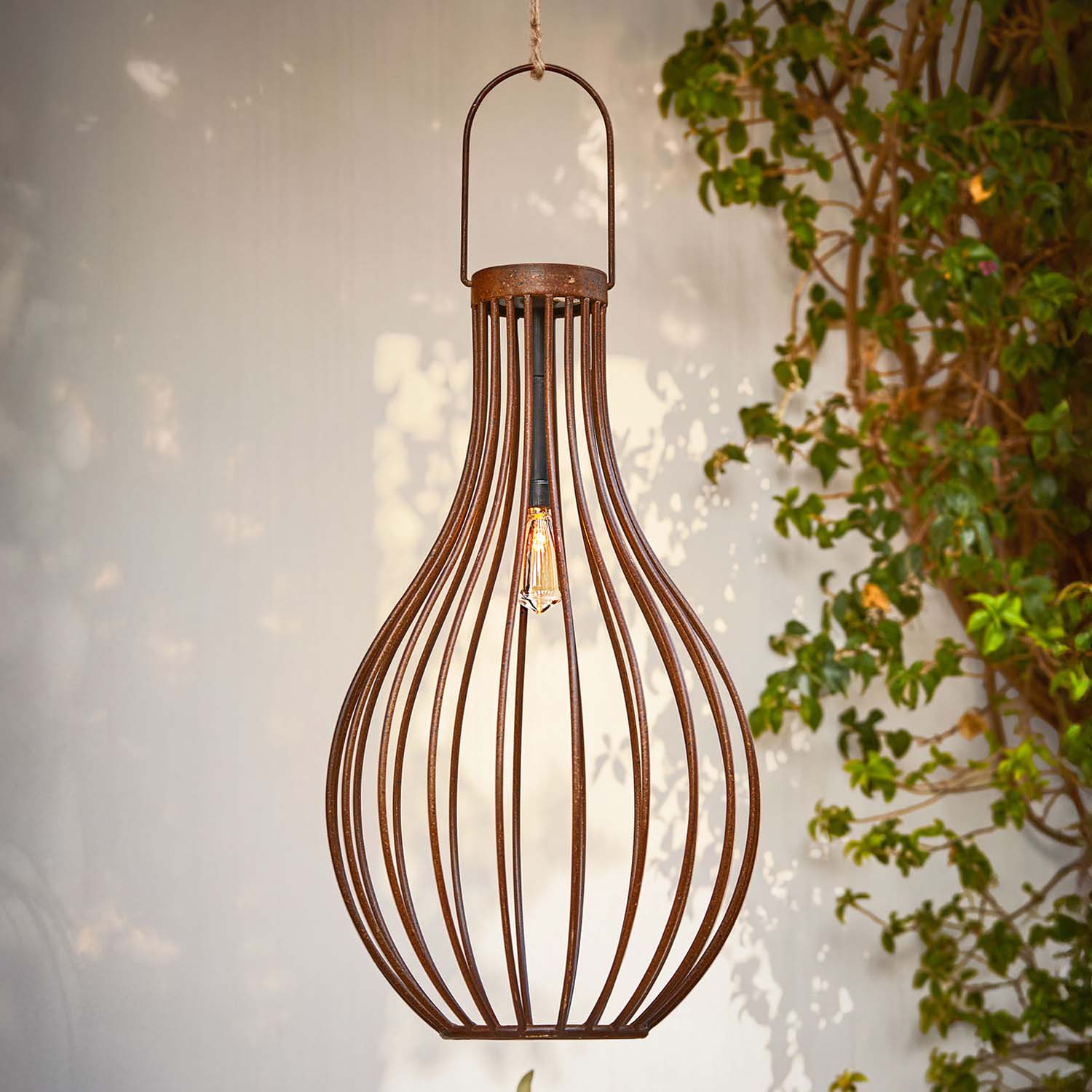 Lámpara colgante de metal oxidado con bombilla visible, iluminación decorativa estilo industrial para interior y exterior
