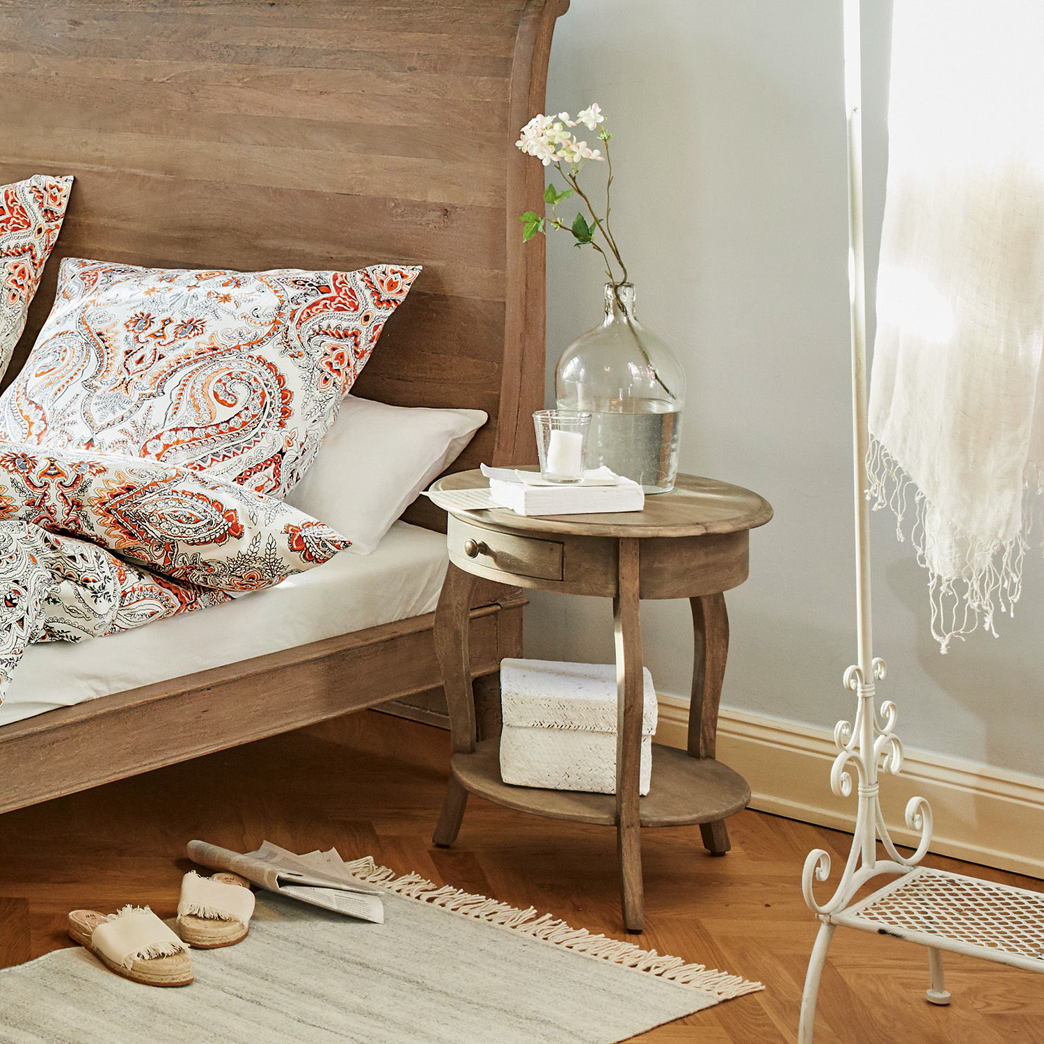 Mesa auxiliar Jace Mesita de noche redonda de madera con cajón y estante en dormitorio luminoso con decoración