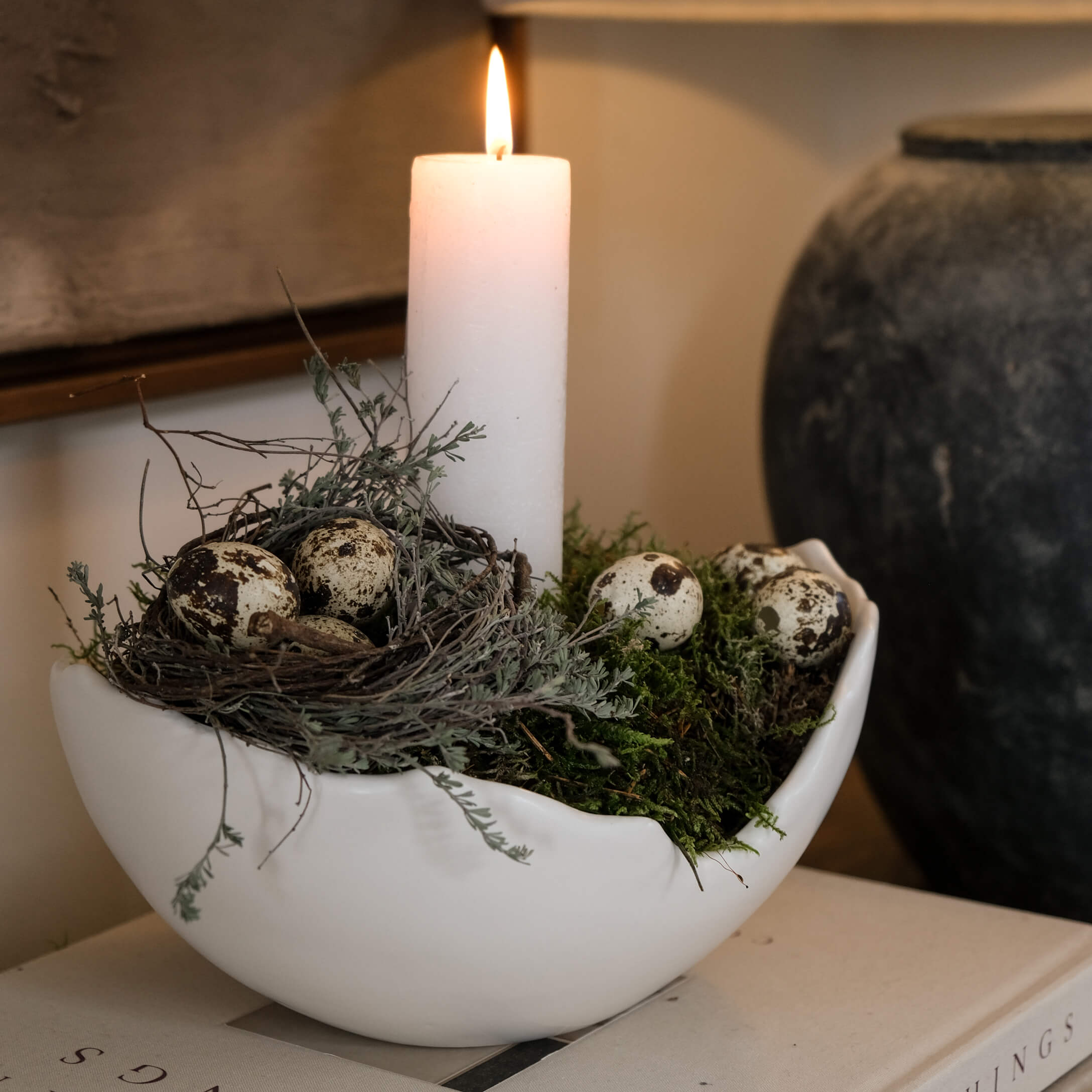 Cuenco de cerámica blanca con decoración de musgo, nido y vela encendida, adorno natural