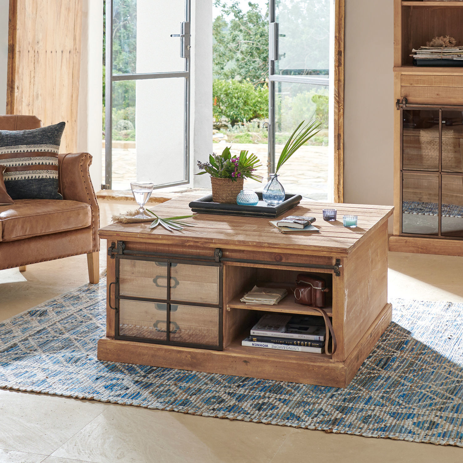 Mesa de centro Finegand Mesa de centro de madera con puertas metálicas y estantes abiertos, color natural, muebles de salón