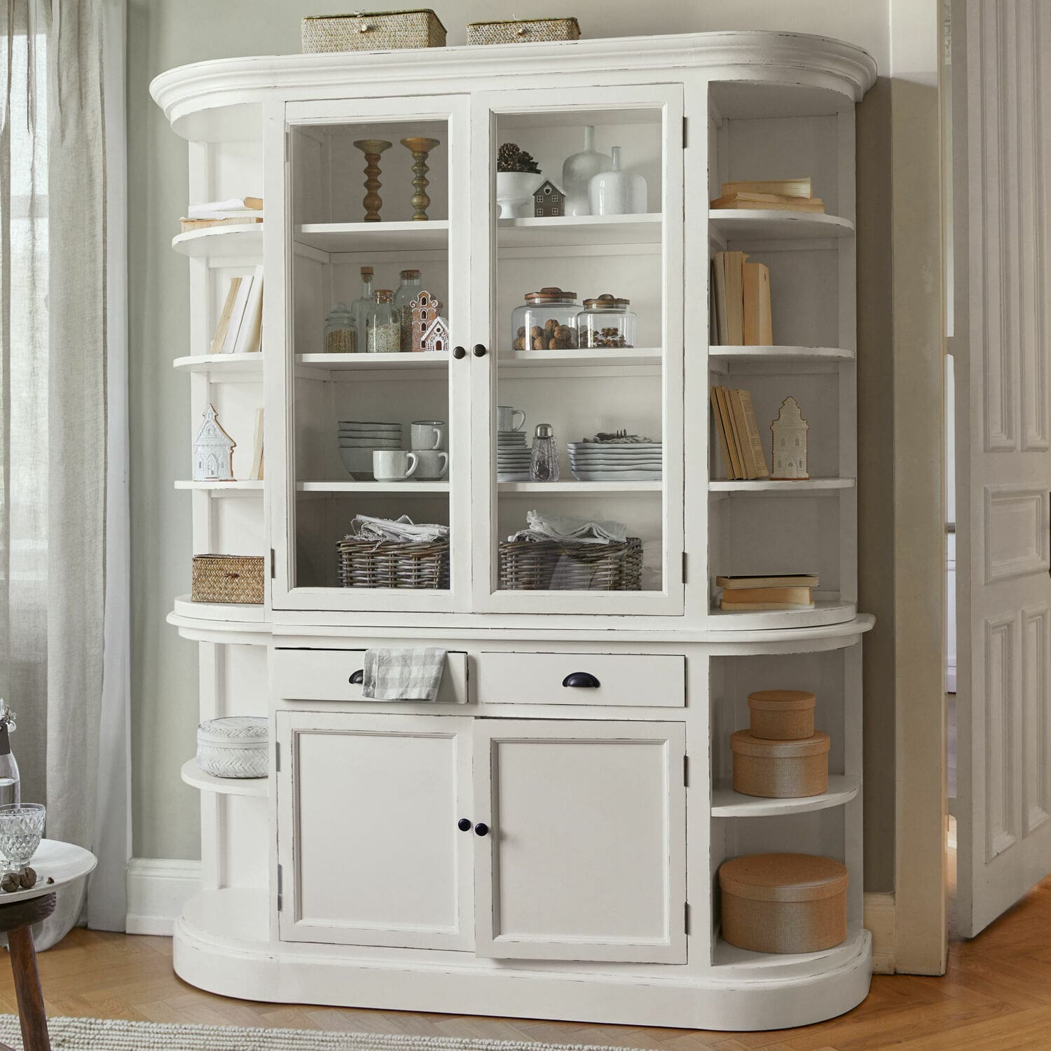 Armario Louisiana Vitrina blanca de madera con puertas de cristal y estantes laterales para libros y decoración