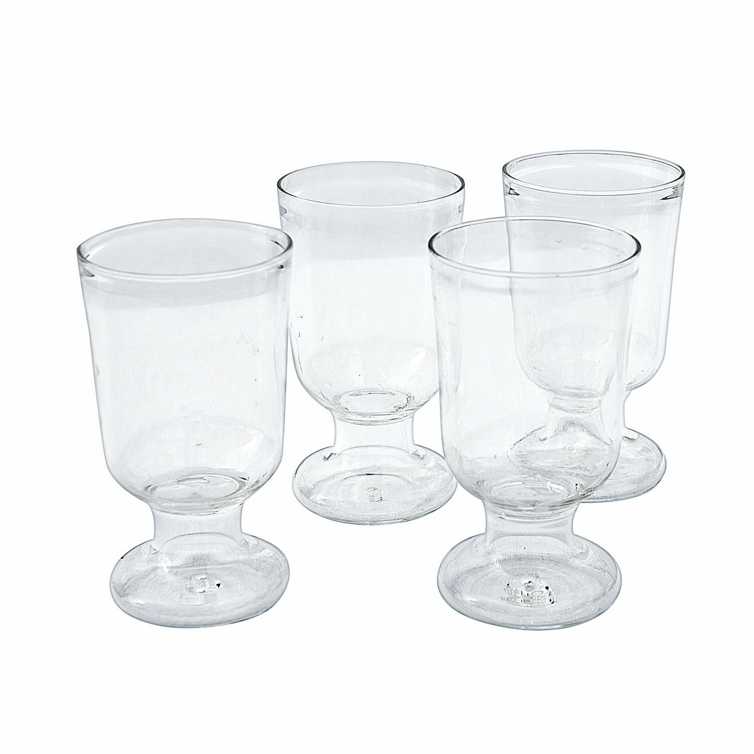Juego de cuatro vasos transparentes de vidrio grueso con base para bebidas.