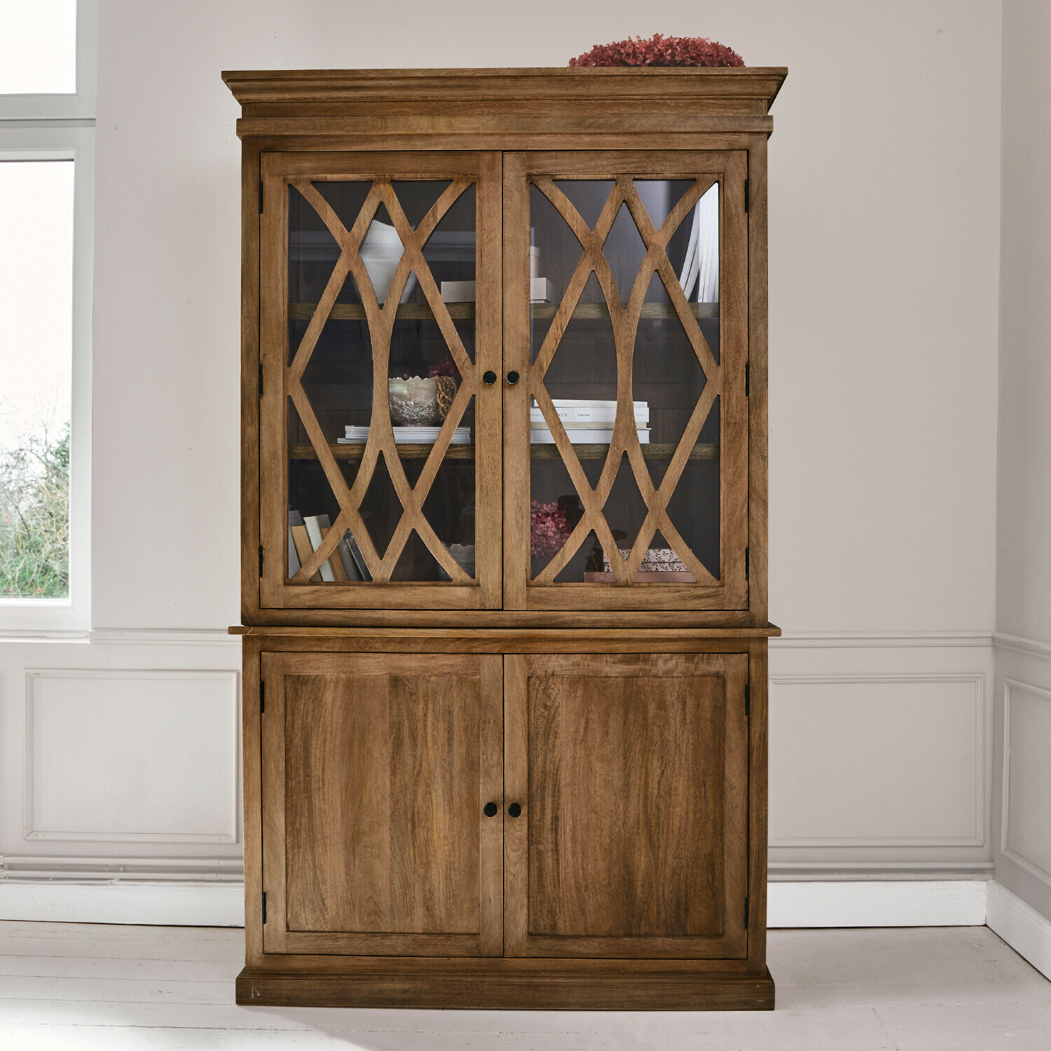 Vitrina de madera con puertas de cristal decorativas y parte inferior de madera maciza en color natural