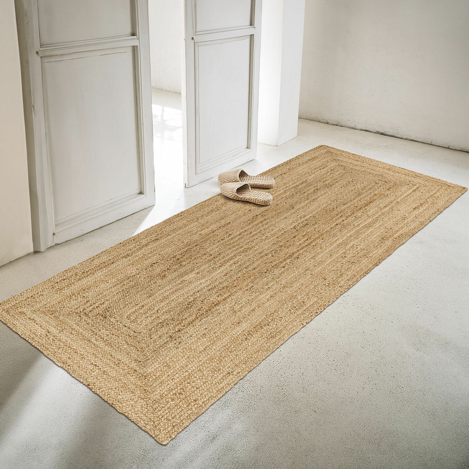 Alfombra Révalaine Alfombra natural de yute beige sobre suelo claro, decoración de interiores y protección del suelo