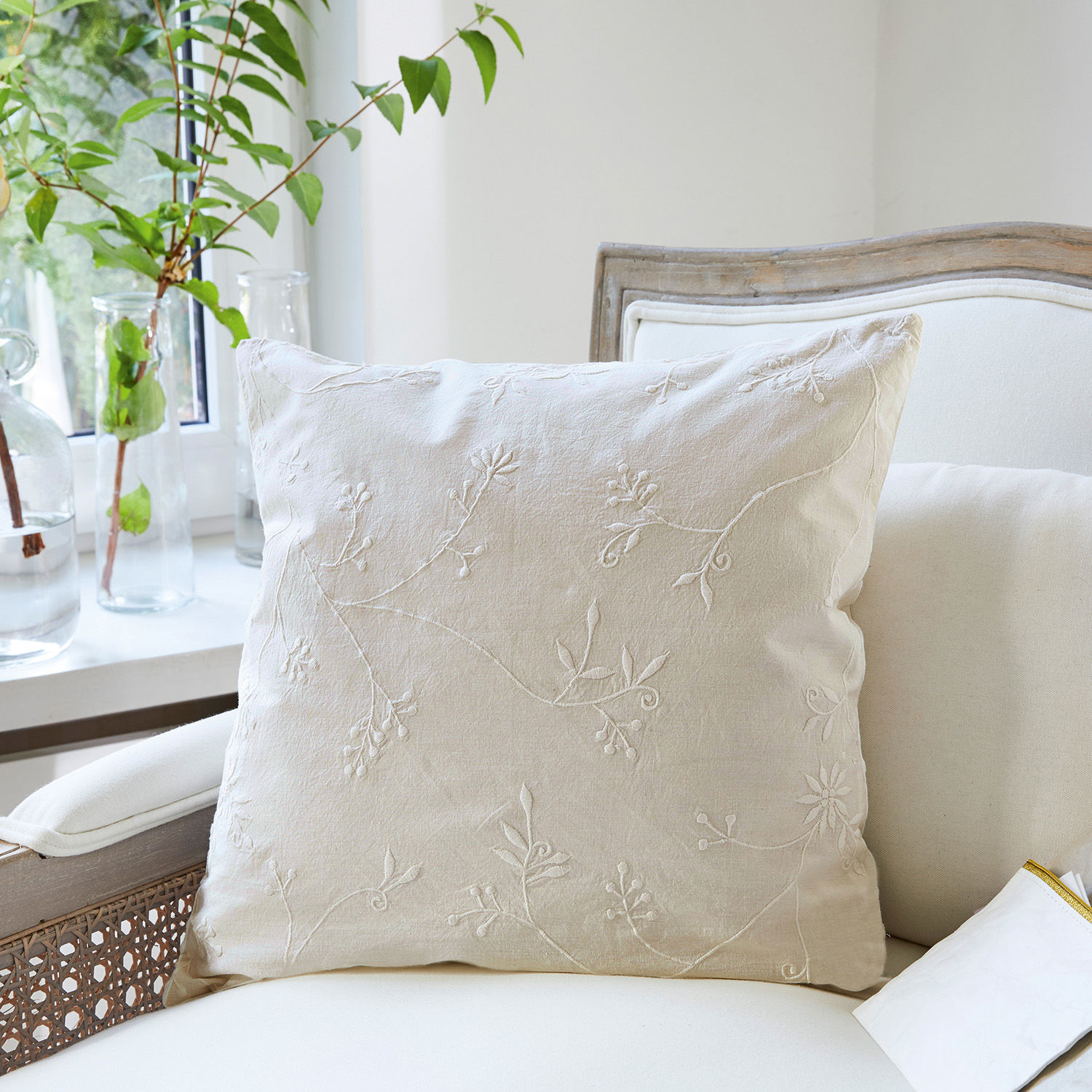 Funda de cojín Habren Cojín beige de algodón con bordado floral, decoración elegante para sala de estar